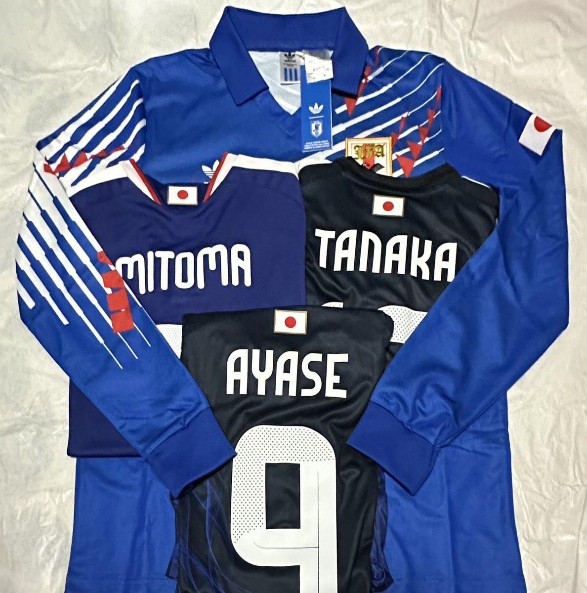 3rdRyu's tweet photo. 我が家にも1993日本代表シャツが来た☆

普段着にしようかとも考えたんだけど
思ったより小さめサイズなので飾ろうw

以前復刻された同モデルの半袖の方が
色が濃いめですな

普段着用に今大会のアウェイ白もう一枚買おうかな

#サムライブルー
#復刻ユニフォーム
#ドーハの悲劇 https://t.co/gN9LdPzNji