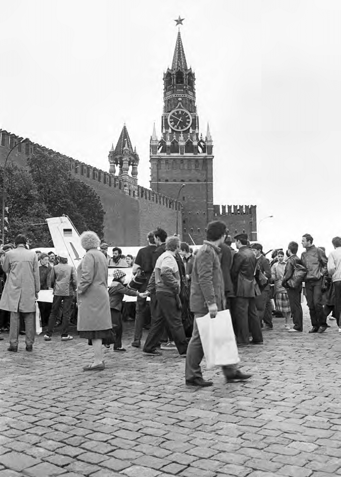 BesserwisserK's tweet photo. 28. Mai 1987 - Mathias Rust landet auf dem Roten Platz in Moskau
Mathias Rust landet mit einer Cessna 172 P auf der Großen Moskwa-Brücke in der Nähe des Roten Platzes in Moskau.
#Landung #MathiasRust #Moskau #RoterPlatz
https://t.co/yQxrqd5HYh https://t.co/YuSqAwUorr