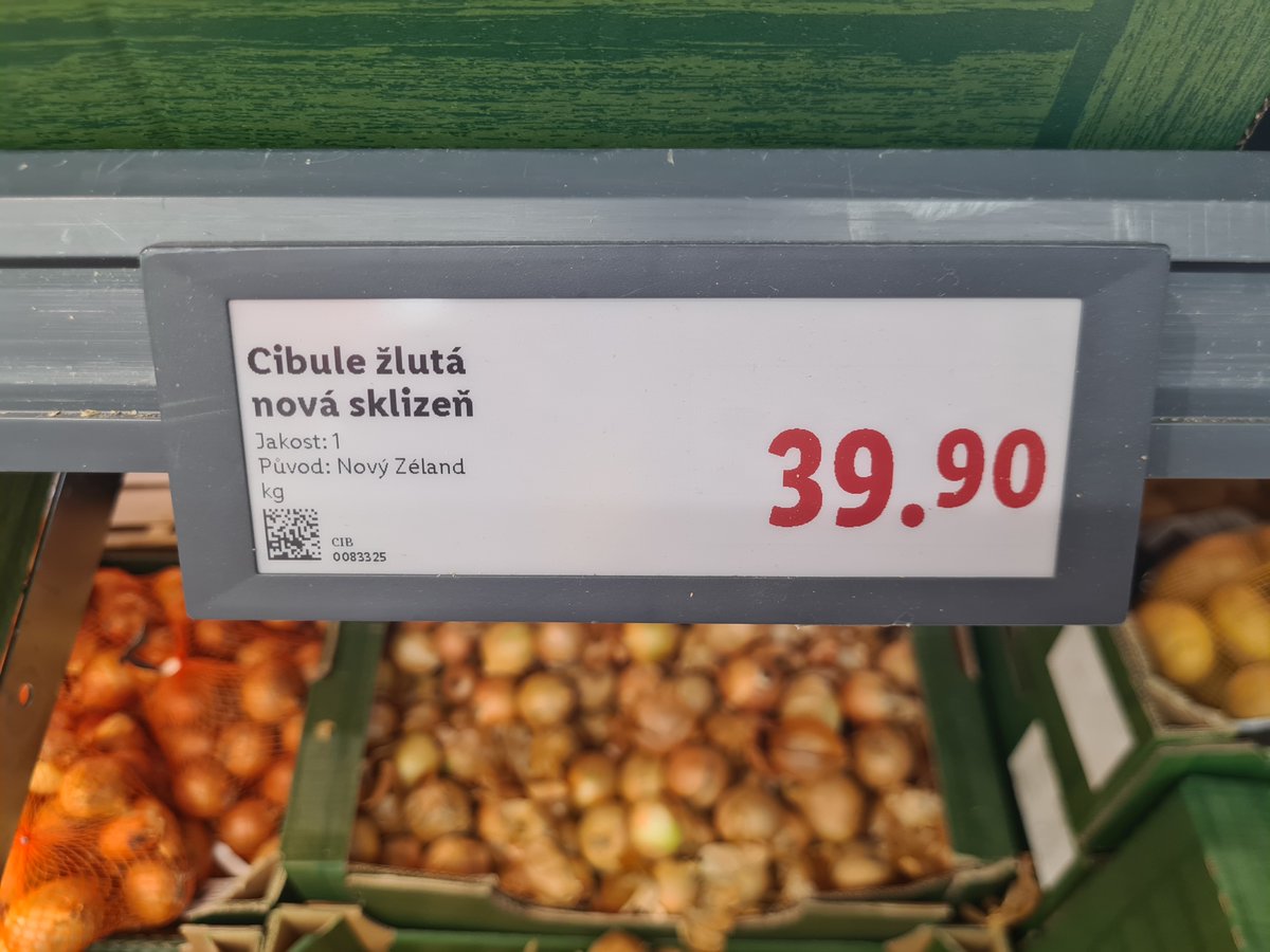 MarekZemanekMZe's tweet photo. Snad i Kryštof Kolumbus by záviděl! Na pultech jednoho obchodního řetězce teď najdete cibuli dovezenou až z Nového Zélandu. Je to paradox. Zatímco se neustále mluví o snižování uhlíkové stopy, tahle zelenina si dopřála luxusní vyhlídkovou plavbu z druhého konce planety. To vše navíc v situaci, kdy evropské sklady stále mají zásoby cibule a nová tuzemská sklizeň klepe na dveře. Moderní logistika sice očividně nezná hranic, ale selský rozum nad tím občas trochu pláče. Pokud máte možnost, dejte při nákupu raději přednost domácí nebo evropské produkci.