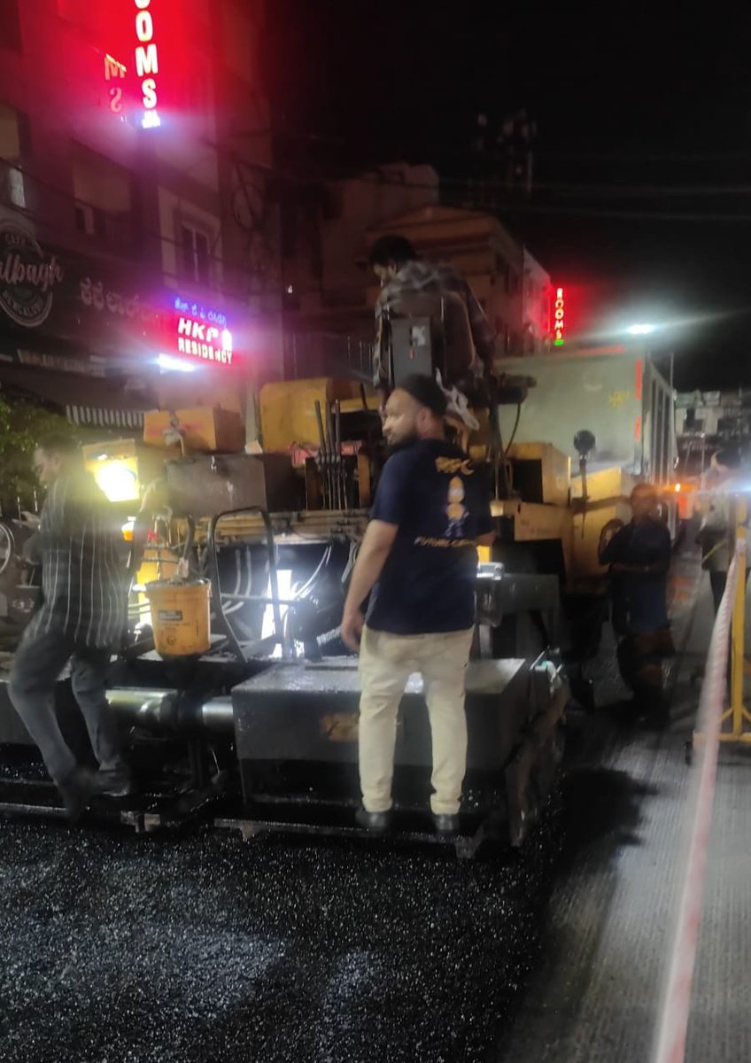 BCCCofficial's tweet photo. 🚧🛣️ ಬೆಂಗಳೂರು ಕೇಂದ್ರ ನಗರ ಪಾಲಿಕೆಯ ವತಿಯಿಂದ ಬೈರಸಂದ್ರ 8ನೇ ಮುಖ್ಯರಸ್ತೆಯ ಡಾಂಬರೀಕರಣ ಕಾಮಗಾರಿ ಪ್ರಗತಿಯಲ್ಲಿದೆ.
 🛣️🚧

#RoadDevelopment #AsphaltWork #Bairasandra #InfrastructureDevelopment #SafeRoads https://t.co/PTEFyHzMlo