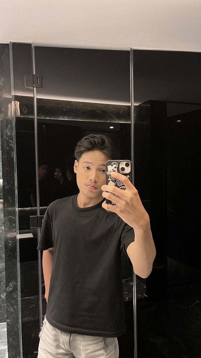 thauruzzz's tweet photo. udah lama ga mirror selfie giniii #semarang #jogja https://t.co/e6RvUwUp36