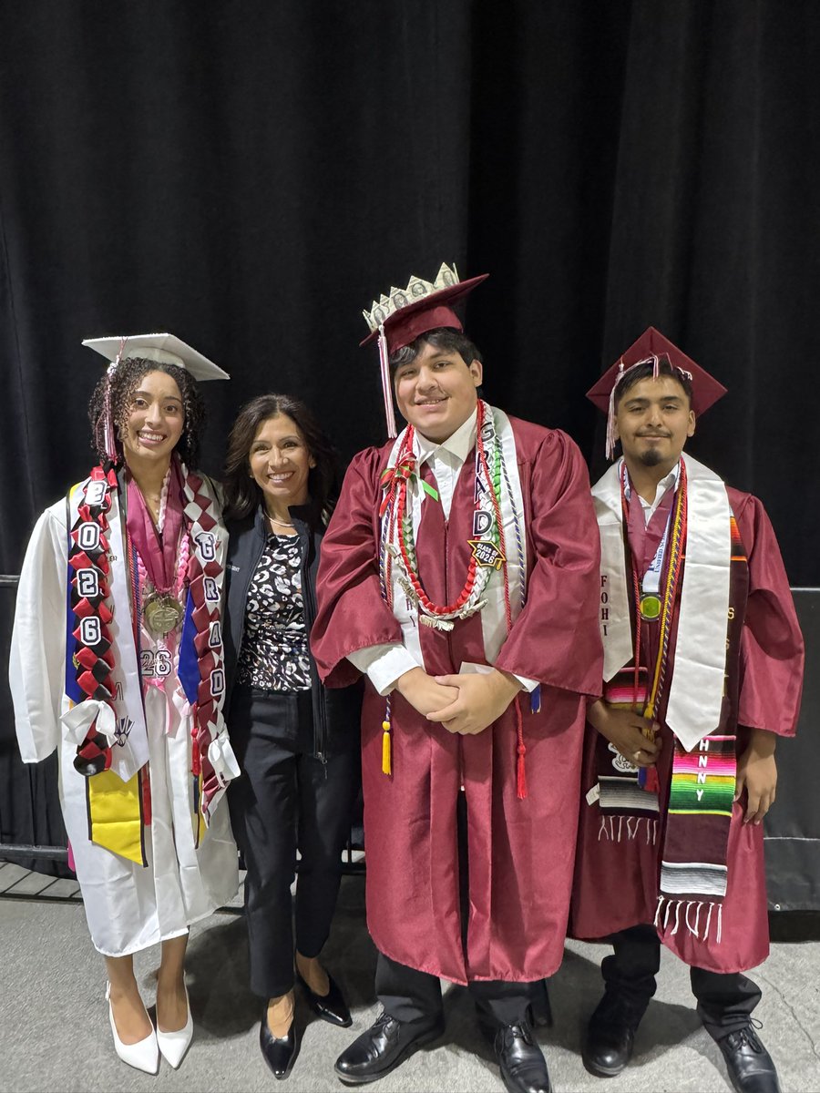 FontanaLearning's tweet photo. Once a Steeler, Always a Steeler! ❤️ Happy Graduation Day to Fontana High School! 🎓🎉🤩 https://t.co/AJBgocpkZf