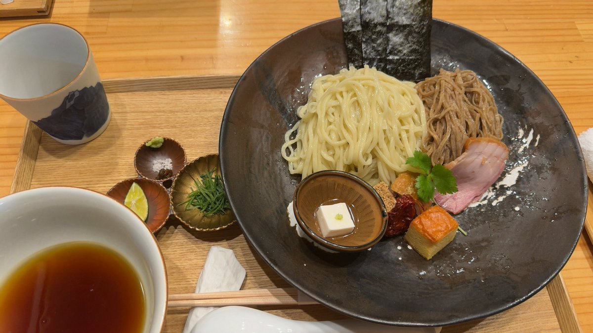 gogonga's tweet photo. 今週も飯田商店@湯河原へ。しょうゆらぁ麺としおらぁ麺としょうゆつけ麺で。本日のチャーシューはまだ飯田店主に命名されていない名もなき豚でしたが脂が乗っていてとても美味でした。いつもありがとうございます。 https://t.co/N7vWsALJ2Y