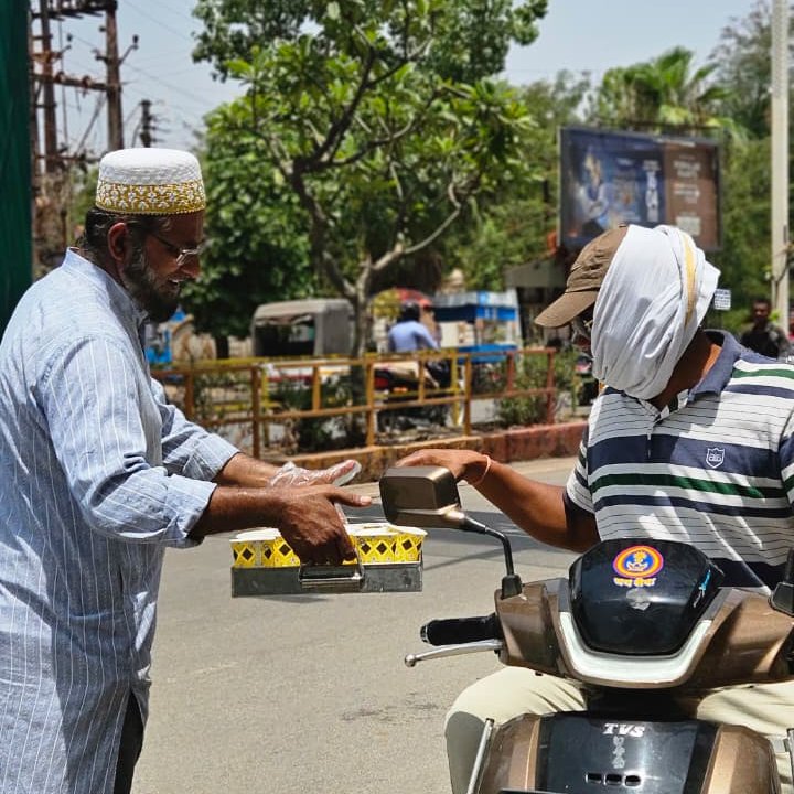 Bohras_India's tweet photo. The streets do not slow down for summer, countless people continue earning livelihoods under the blazing sun each day. In #Raipur, #Chhattisgarh, young volunteers served refreshing drinks to citizens on the streets, turning a regular drink into a much needed moment of the day. https://t.co/9UirfD6i74