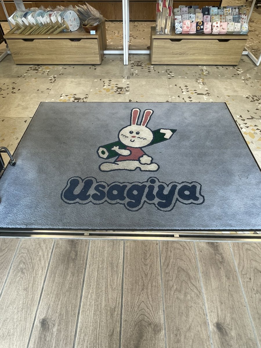 abbbb1207's tweet photo. うさぎやにも行ってきていたんだけども。
楽しすぎて店内何周もした。
ラッピングが可愛くて、シールはラッピング用だそう。かっけぇ。
袋もかわいかった。
伊澤さんのサインがうさちゃまなのはうさぎやからきてるのかしら( ˊ̱˂˃ˋ̱ )
写真撮っていいですかと聞いたら快くいいですよ！って言ってくれた https://t.co/mTuqhcb1MH