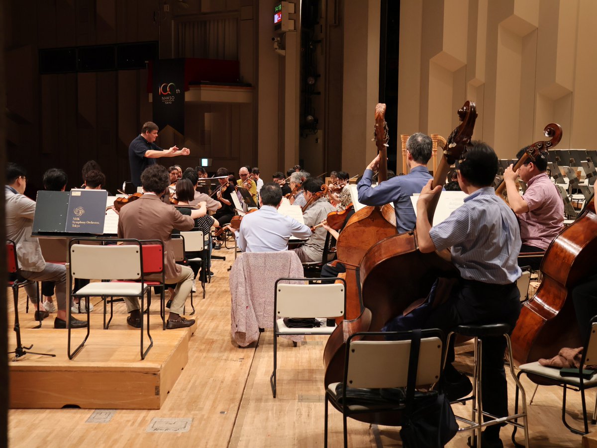 NHKSO_Tokyo's tweet photo. #N響 5月定期公演Cプログラム
5月29日(金)・30日(土) NHKホール

#nhkso #AndrisPoga

アンドリス・ポーガ指揮で今週末に開催のN響5月定期Cプログラム。リハーサル3日目は会場のNHKホールで行われました🎶

ショスタコーヴィチ《交響曲第4番》の大編成オーケストラから奏でられる強烈なサウンド。そしてヴァスクス《感謝の歌》の静謐かつ魂の叫びを感じさせる響きが会場を満たしています🎶

両日ともチケット発売中です。ぜひ会場でこの響きをお楽しみください。皆さまのご来場をお待ちしております✨

［公演詳細］
第2065回 定期公演 Cプログラム
5月29日(金) 開演 7:00pm
🔗https://t.co/5lWS2V4CSh
5月30日(土) 開演 2:00pm
🔗https://t.co/2CtEWEbRfV