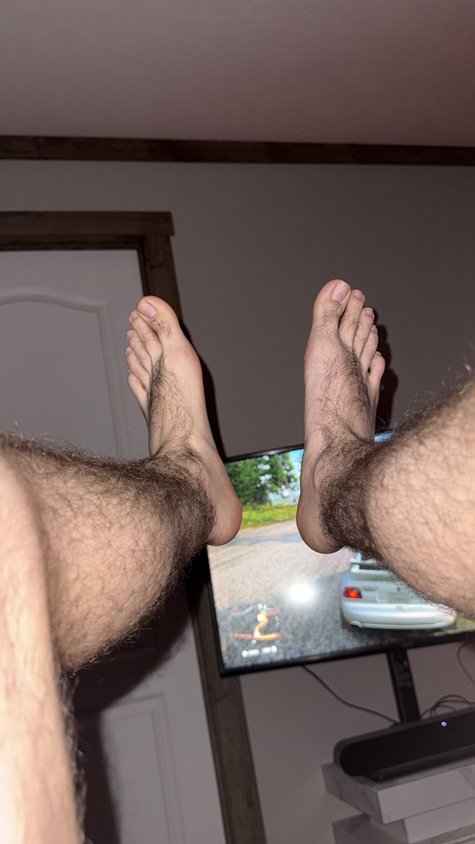 Skrillex5910's tweet photo. play with my feet and suck my cock in between races please? 🥺💕💕💕💕 https://t.co/27NFHj5sOJ