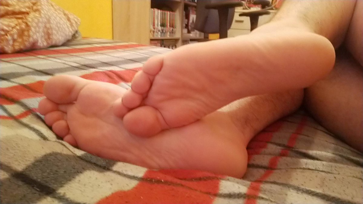 ambrefemboy's tweet photo. Hiii ! :3 
#nsfwtw #flatcage #feet https://t.co/8AZbTDMwqF