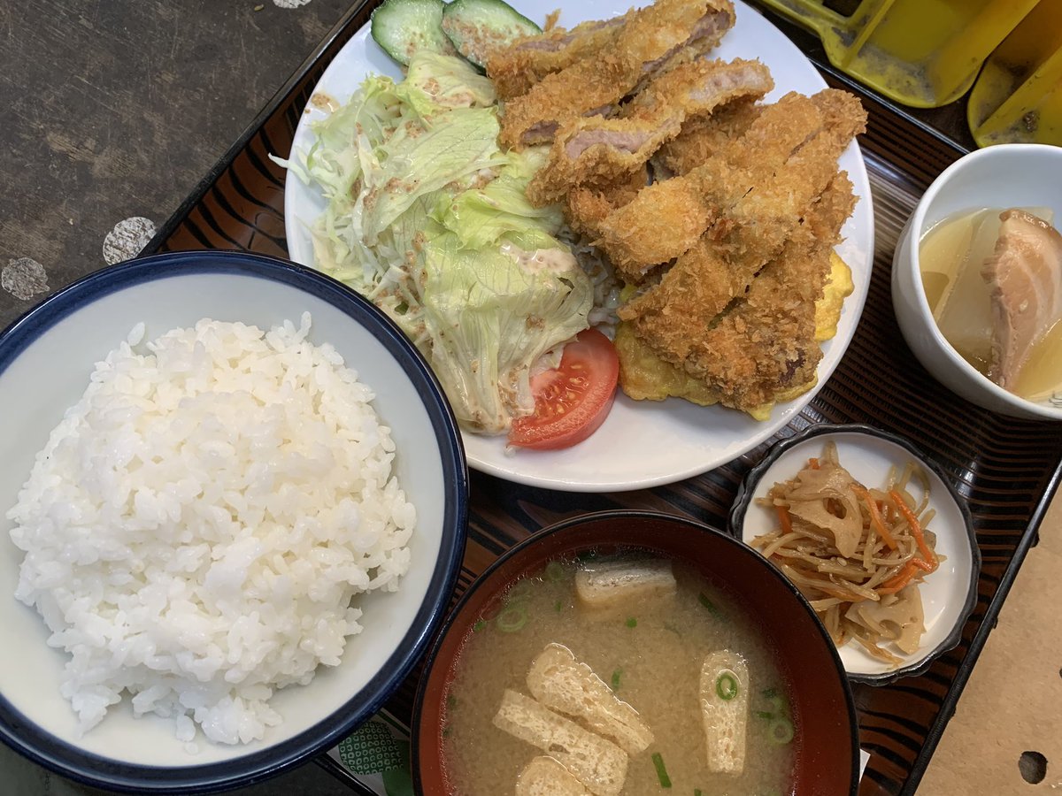 sobu04's tweet photo. 栄町市場のまあぼう食堂

とんかつ定食

まあぼう食堂ではかなり高い方だが
とんかつがマジで美味い

サクサク衣に甘みのある肉がたまらん
とんかつの下にある卵焼きが食堂って感じで良い

頑張った日の自分へのご褒美にどうぞ😉 https://t.co/pEnWm2QMx9