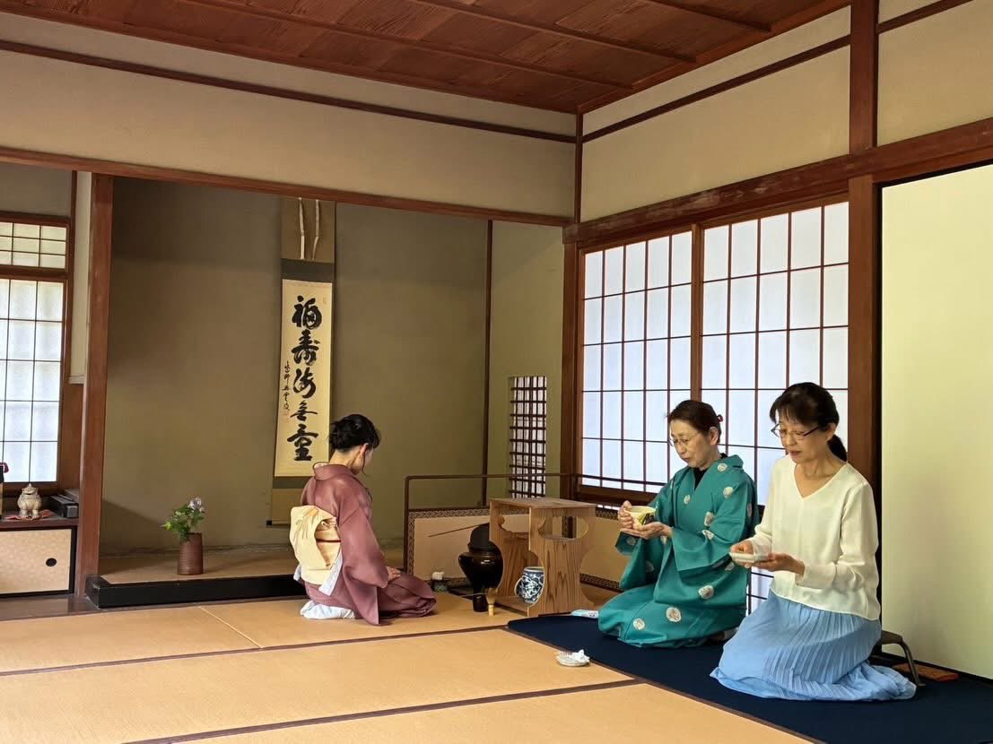 wind_harmony37's tweet photo. 風の茶会 vol.32

今回は、いと達さんへ和菓子を買いに行ったら、ちょうど風の茶会の開催日で…とお菓子ご持参でお越しくださった方もいらっしゃいました🥰

皆さま、いつもありがとうございます🩵

次回は【6/27(土)】
ご来場お待ちしております🍵

#風の茶会 #茶会 #抹茶 https://t.co/CMo1OX24EI