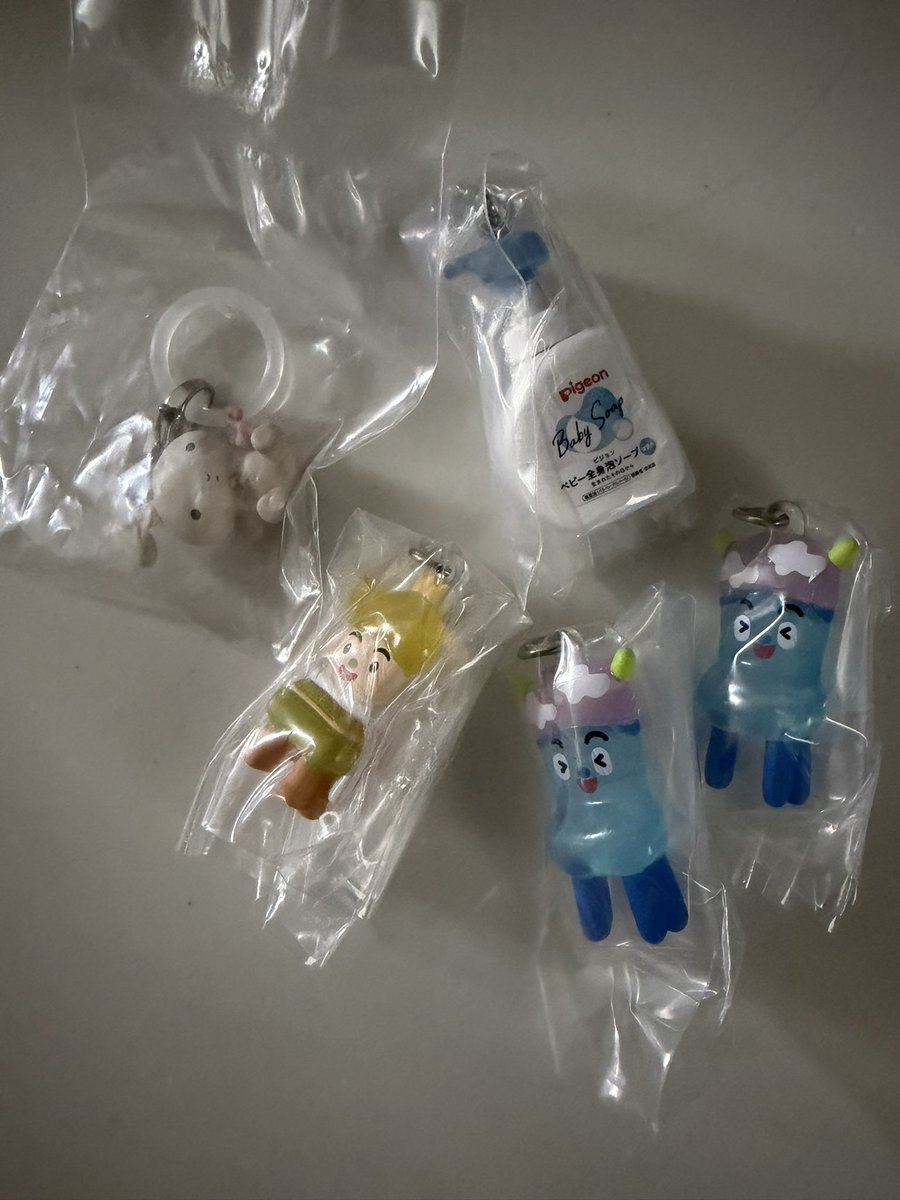 35314649's tweet photo. みいつけた　クレヨンしんちゃん　ピジョンなど画像のもの定価＋送料でお譲りいたします！まとめて何点か引き取ってくれる方優先します！ https://t.co/h7l23Hie6A
