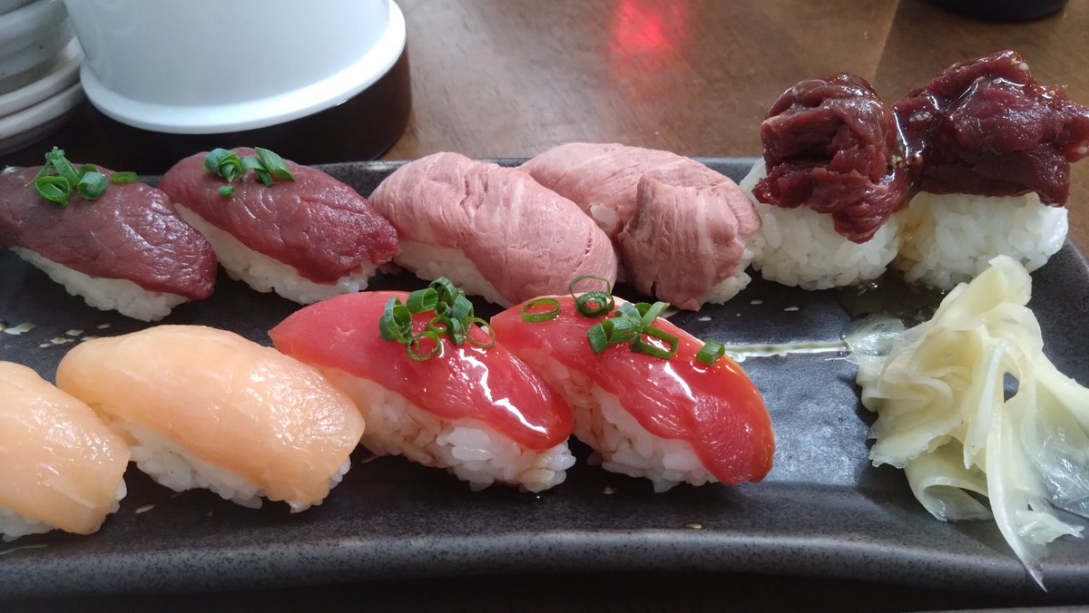 kakeru_55's tweet photo. 平日昼間に秋葉原肉寿司（ @akiba_nikuzushi ）へ
ランチならお得に肉寿司が食べられますよ！🍣 https://t.co/bGbksXPuQI