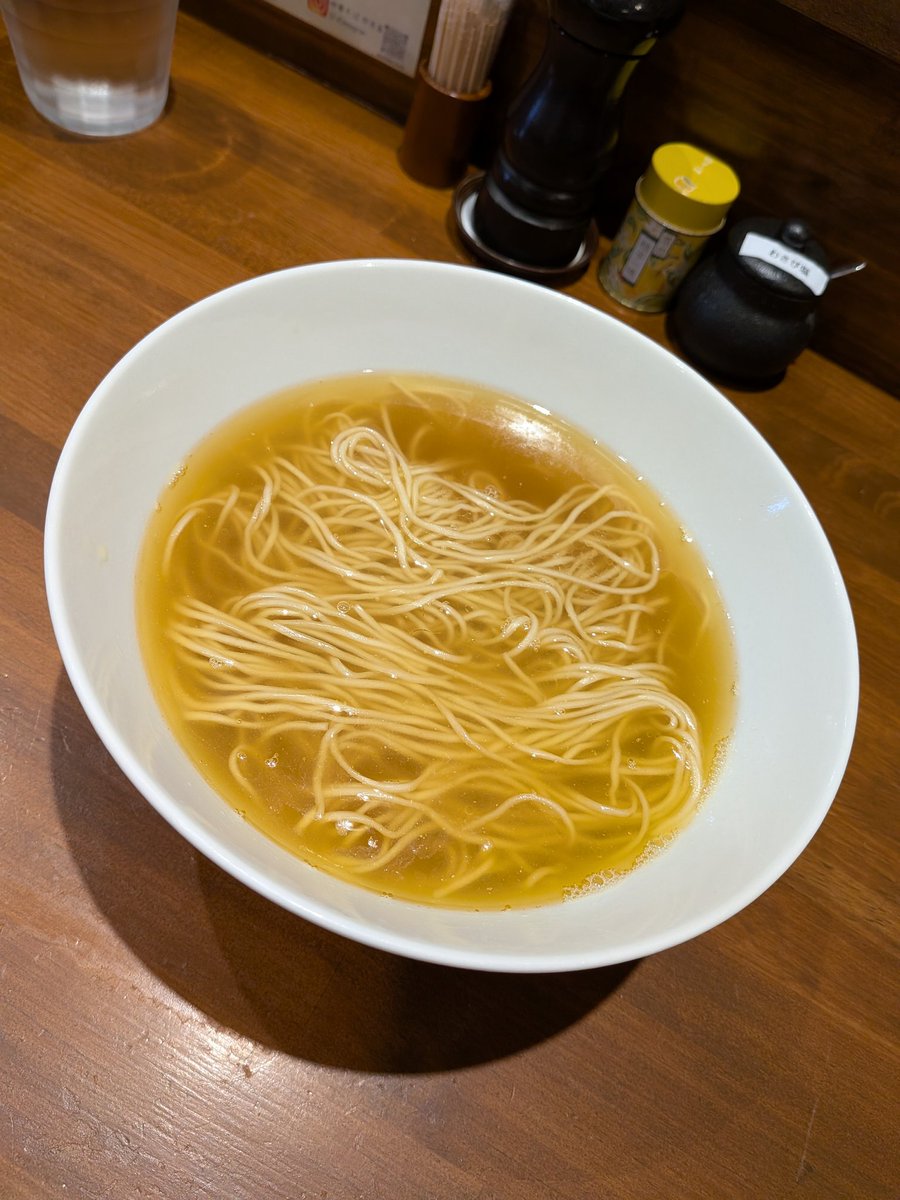 0000megami's tweet photo. 小山市
中華そば 卯月屋さん

煮干しそば（具なし）

卯月屋さんのラーメンは具材なくても麺とスープだけでも十分に満たされる感じ
塩分濃度は高め軽いビター感そして鶏の旨味とコクが煮干しを持ち上げているかのよう
麺はプツッと歯切れ良く小麦香る美味しい自家製麺
メチャ美味しかったぁ～🤤 https://t.co/Qrx7qUlz1J