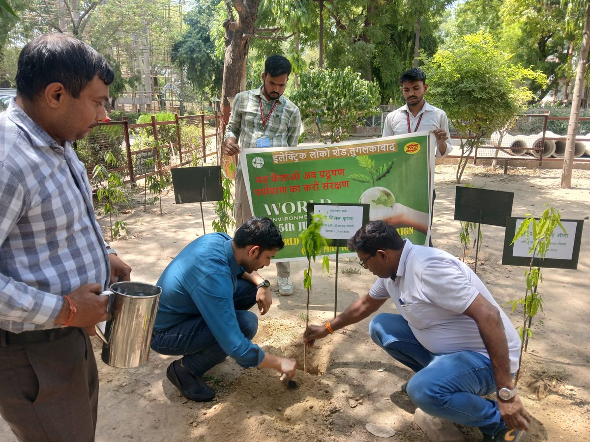 wc_railway's tweet photo. पर्यावरण संरक्षण कार्यक्रम के तहत एक "पेड़ मां के नाम" के अंतर्गत इलेक्ट्रिक लोको शेड तुगलकाबाद में पौधारोपण किया गया। 
#स्वच्छपर्यावरण #पर्यावरणसंरक्षण #GreenIndia #SustainableLifestyle #WCR_Environment https://t.co/93iqEk5rO8
