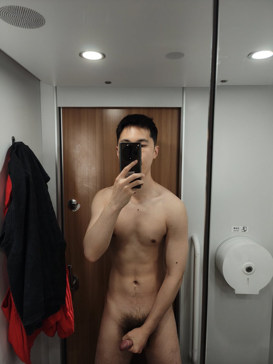 crazy_shusir's tweet photo. 坐了四个小时高铁我就这样 https://t.co/yAVupkzhi5