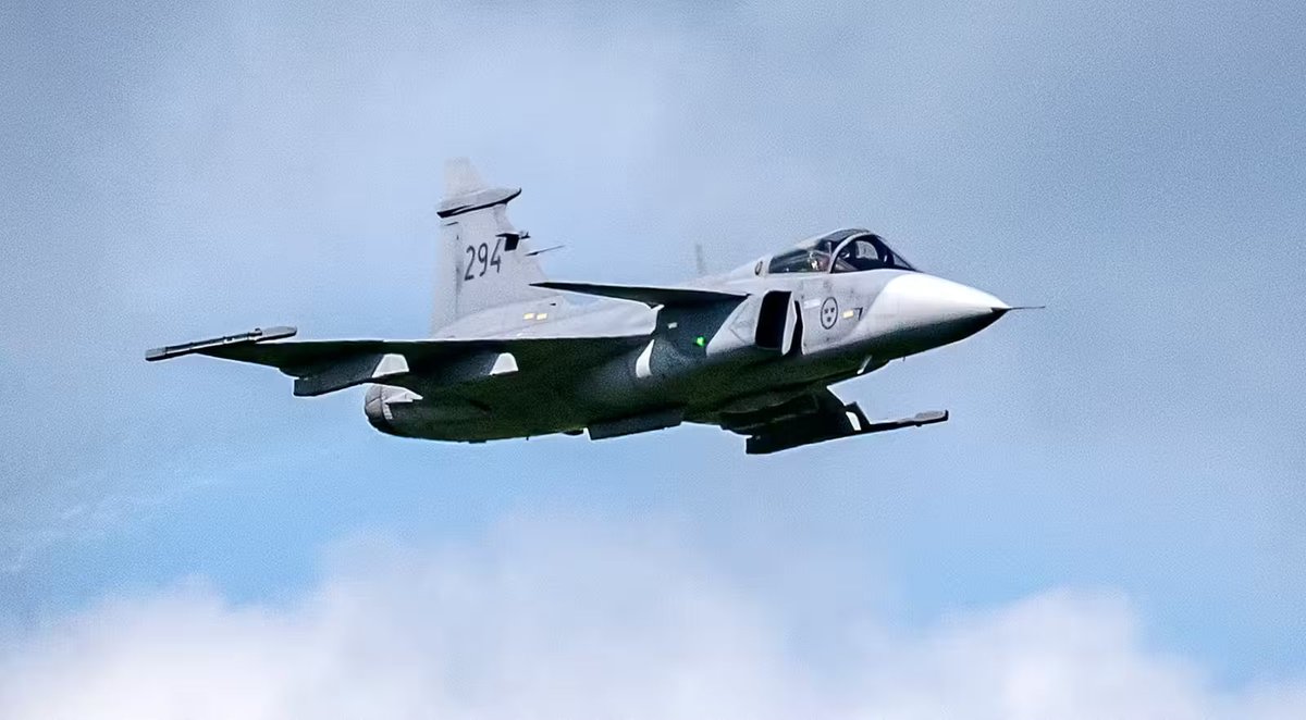 jurgen_nauditt's tweet photo. Sweden Prepares to Transfer Gripen Fighter Jets to Ukraine.

Swedish Prime Minister Ulf Kristersson will announce today the free transfer of JAS 39 C/D aircraft to Ukraine.

At the same time, Stockholm plans to initiate negotiations regarding the sale of additional aircraft to Ukraine—specifically the newer JAS 39E model.

It is expected that Ukraine will pay for these fighter jets using funds received through an EU loan.