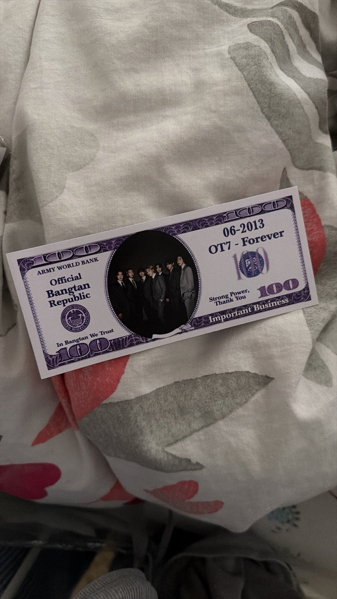 midnightshug's tweet photo. My freebies for the Europe tour came 💗💗 https://t.co/AUr0W65d2R