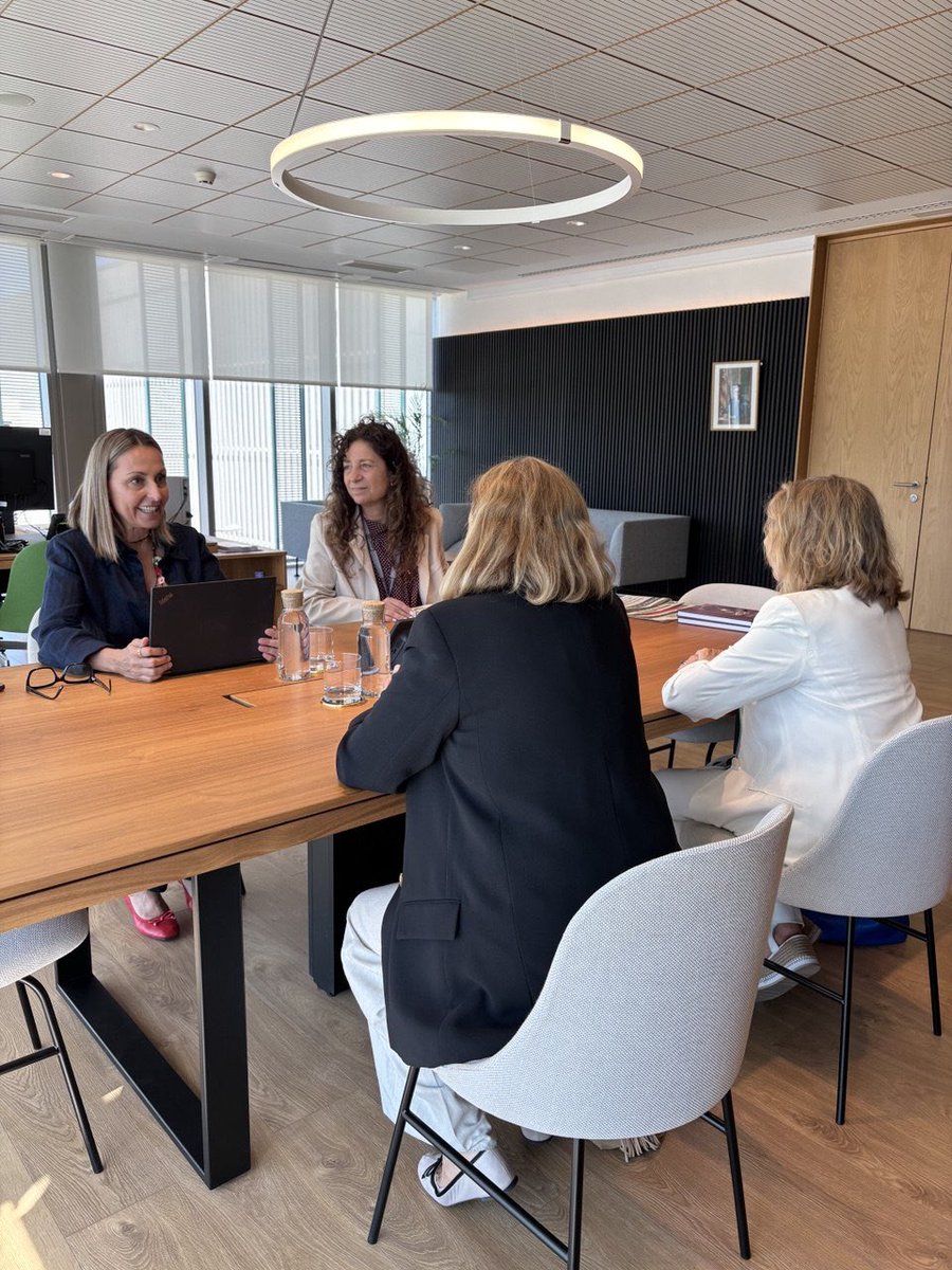 evamenorc's tweet photo. Reunió de treball amb la fiscal en cap de la província de Barcelona, Neus Pujal, i la fiscal delegada de Violència sobre la Dona, M. Jesús Méndez, per compartir la necessitat de reforçar la coordinació i millorar l’atenció a les víctimes.

Acompanyar les dones víctimes de violències masclistes de manera integral i coordinada és clau per evitar que es desvinculin dels recursos i garantir que rebin suport al llarg de tot el procés, des de totes les instàncies implicades.