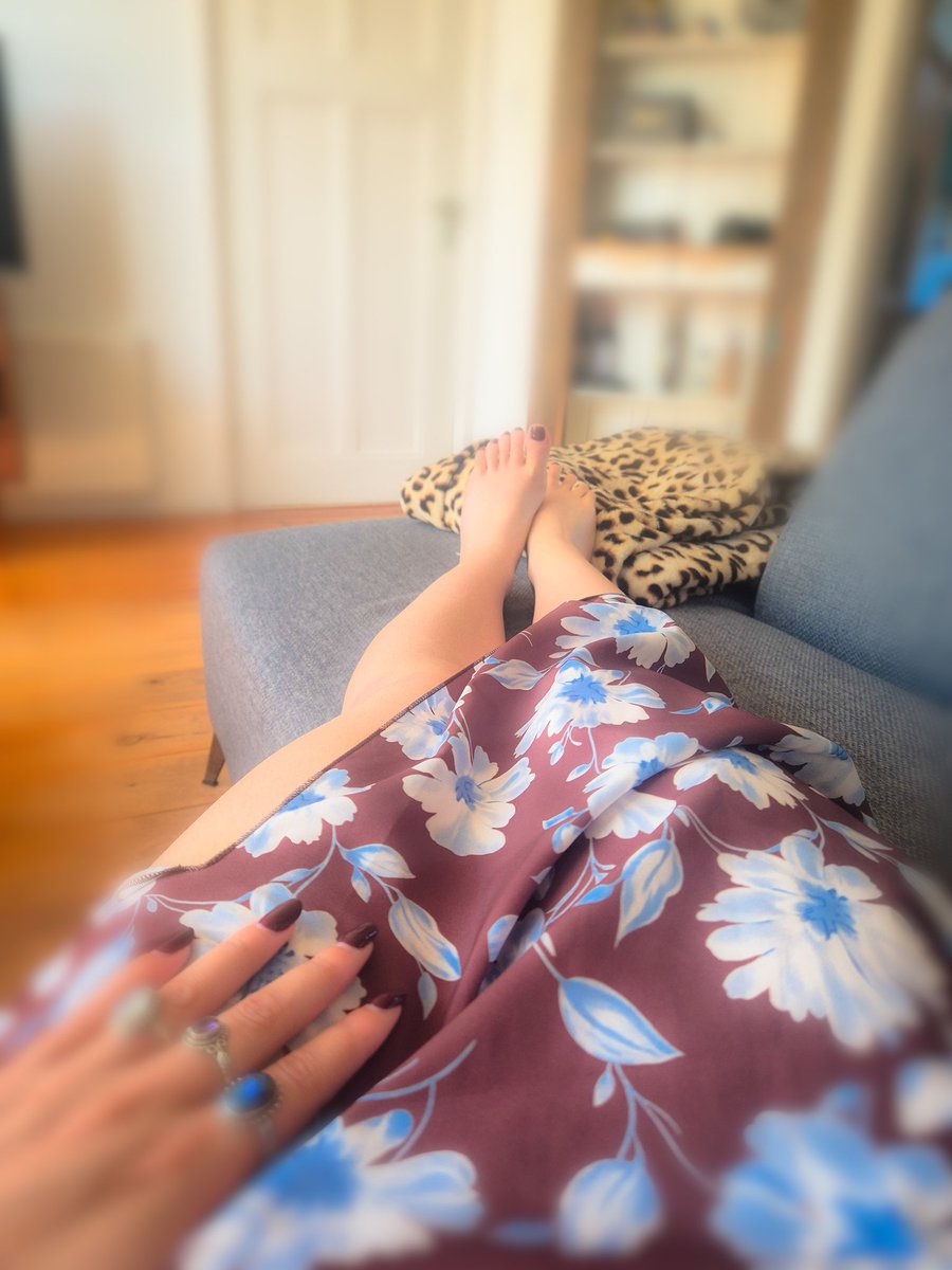 ItalianNylon's tweet photo. Goodmorning! 

Your current view van vandaag.
Het is Goddess worship dag. Draag je hieraan bij? 🎀 https://t.co/C9UD8qbPkz
