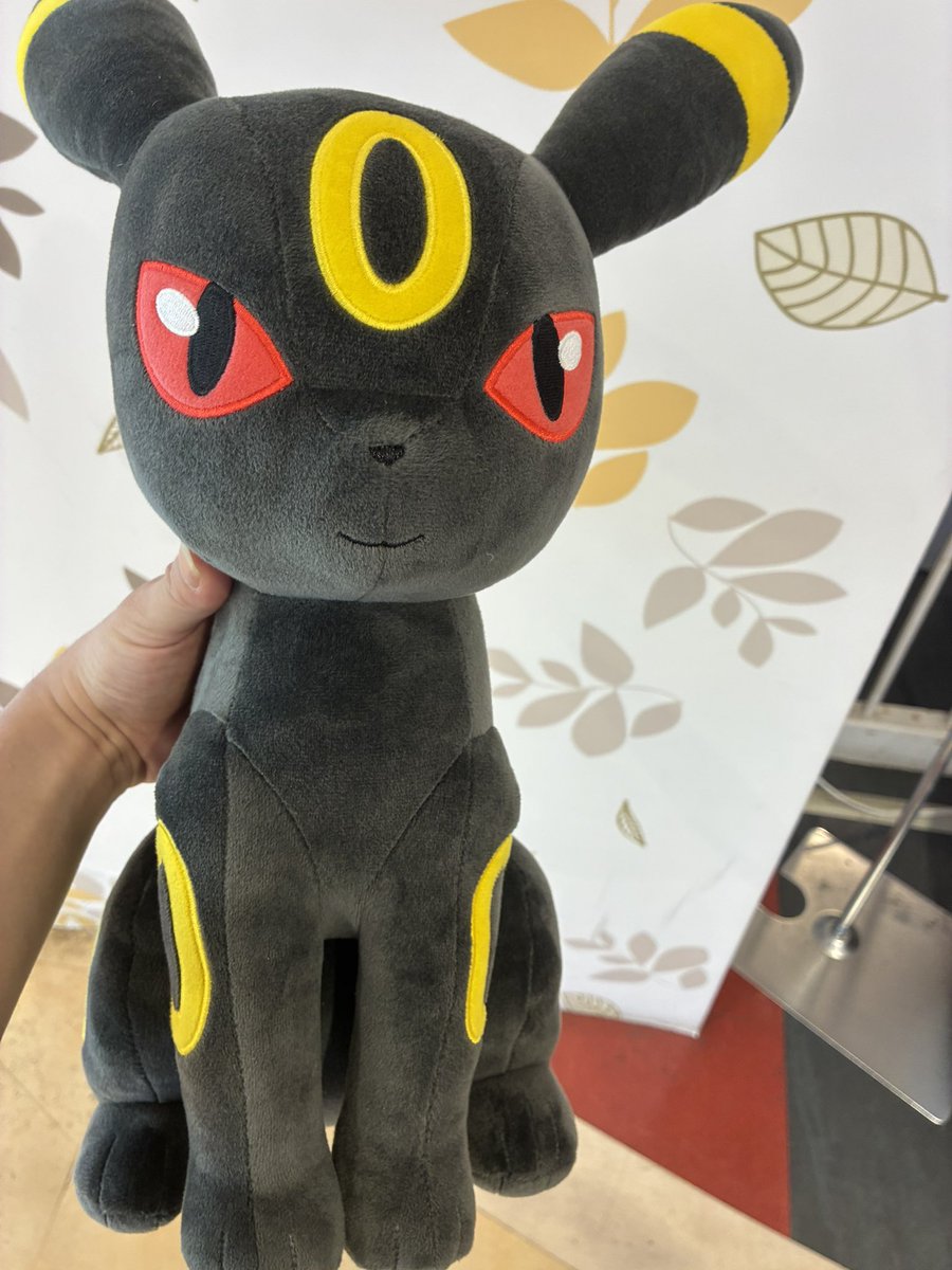 YuukiPokemon05's tweet photo. ゲーセンでチャンピオンズ始めて好きになったブラッキーのぬいぐるみ取った！
ちょうど1000円かかったけど全然良き🙆‍♂️ https://t.co/A96FeA1nXW