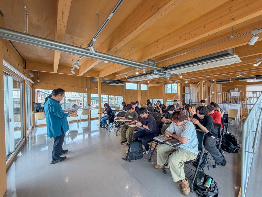 yorii_official's tweet photo. プロモーション戦略課です。東京電機大学と東京理科大学の大学院生による「まちデザインプロジェクト」が、本日から始まりました。この取り組みは、行政や住民の声を通じて地域の現状や課題を捉え、学生ならではの自由な視点と発想で、まちのデザインを提案するものです。今後、学生が町の現状や課題を調査し、まちの活性化や空き家・空き店舗活用に関する提案などを町民の皆さんへ発表する予定です。日程などの詳細については、決まり次第お知らせします。
#寄居町 #まちデザイン #東京電機大学 #東京理科大学