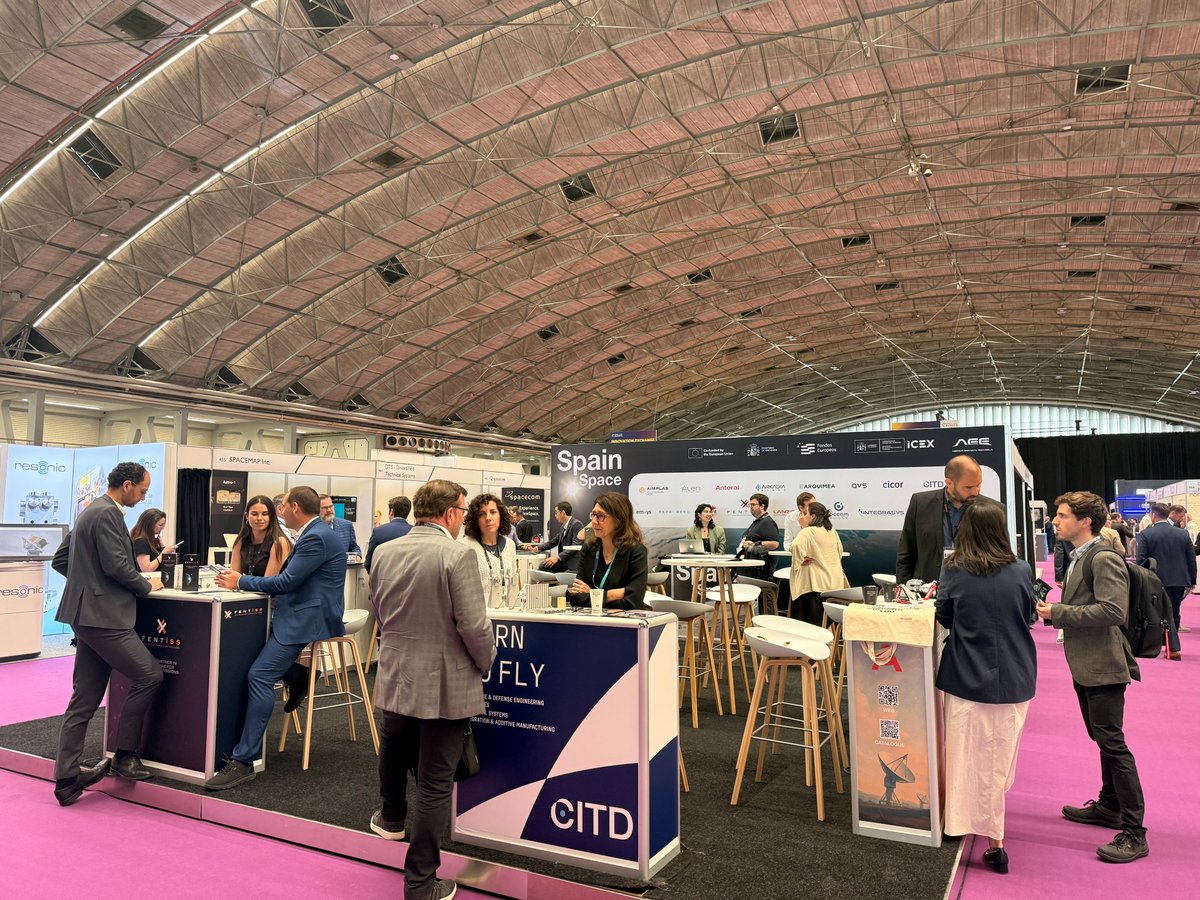 ICEX_'s tweet photo. 🛰️🌍 Análisis estratégicos, networking especializado y acceso directo al dinámico ecosistema europeo de #smallsatellites marcan estos días la participación de las empresas españolas en la Misión Directa organizada por @ICEX_ a la feria @SmallSat Alliance 2026, que se celebra en #Ámsterdam (Países Bajos). Una cita clave en la que están participando 20 #empresas españolas para impulsar la colaboración internacional, detectar nuevas oportunidades de negocio y reforzar el posicionamiento de España en la nueva economía #aeroespacial europea.
🚀 🇪🇸 ICEX y la Oficina Económica y Comercial de España en La Haya, junto con la colaboración del Instituto Valenciano de Competitividad e Innovación @GVAivace +i (@generalitat Valenciana), se están reuniendo con el ecosistema europeo #NewSpace, para fortalecer la colaboración y la autonomía tecnológica europea, bajo la marca “Spain Space”.
🇪🇸🛰️ Las empresas españolas participantes en la feria están teniendo un papel destacado en distintos paneles e intervenciones, poniendo en valor la solidez, innovación y diversidad del sector espacial español. La misión cuenta también con la participación del director de la @aee_gob, Juan Carlos Cortés, reforzando el compromiso institucional con el impulso y la proyección internacional de la industria espacial nacional.
La industria española
🏆 España cuenta con un ecosistema espacial completo y altamente especializado, con empresas presentes en toda la cadena de valor del sector: desde el diseño y fabricación de satélites y lanzadores hasta servicios de observación de la Tierra, navegación y comunicaciones.
📈 Crecimiento de doble dígito: en 2025 alcanza los 1.500 M€ de facturación anual, un +15% que el año anterior.
🔬Infraestructuras de referencia internacional como @INTA, ESAC o el Instituto de Astrofísica de Canarias (IAC).
👩🚀Genera alrededor de 7.000 empleos directos altamente cualificados. Así, el sector se posiciona como uno de los grandes motores de innovación tecnológica en España.
🛰️ Grandes compañías como GMV, Alén Space, Indra Group, @Airbus o Sener, junto a #startups y pymes innovadoras, impulsan uno de los sectores tecnológicos con mayor proyección internacional.
🌍 El espacio ya forma parte de sectores clave como la meteorología, el transporte, la agricultura, la seguridad, las telecomunicaciones o la gestión del territorio.🔹
En 2027 ICEX participará en esta feria con un #PabellónEspaña.
Empresas participantes en la Misión Directa a la feria SmallSat 2026 de Ámsterdam (Países Bajos):
@aee_gob
@aimplas · Instituto Tecnológico del Plástico
Alén Space
@anteral_space
Arkadia Space
ARQUIMEA Space, Science and Defense
AVS
CITD Engineering & Technologies
DHV Technology
EMXY
ESPAI AERO COMUNITAT VALENCIANA
FENTISS
@Gradiant
@integrasys Group
LANZO Batteries
LOFITH Composites
MADES
OCCAM Space
SATLANTIS
@uarxspace
Equipo ICEX: Lucía Bilyk