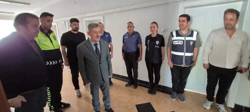 Elmadaag's tweet photo. İlçe Kaymakamımız Sayın Cemal Hüsnü Çaykara İlçemiz Emniyet Müdürlüğünü ziyaret ederek görev başındaki polislerimiz ile bayramlaştı. https://t.co/WOCcnEn4Qt