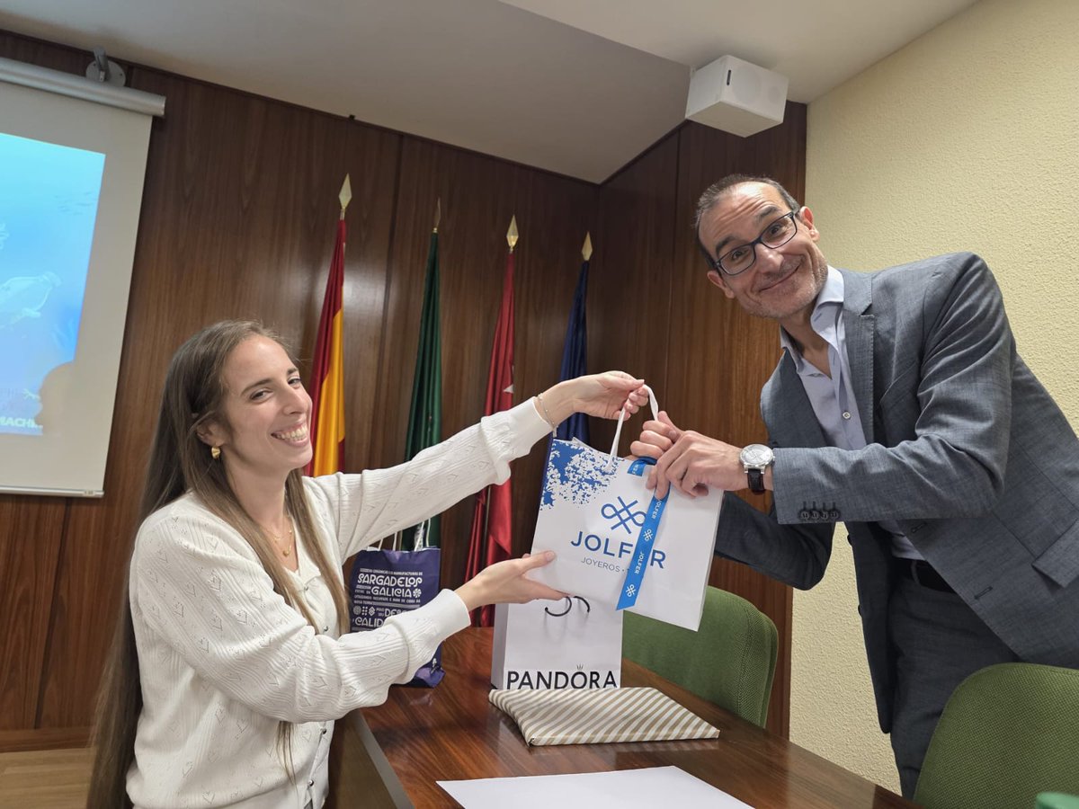 SystemsBiotech's tweet photo. Paula Vidal defendió la semana pasada su tesis doctoral "From enzymes to reprogrammed bacteria using AI and CRISPR for sustainable PET recycling", bajo la dirección de @ManuelF_ICPCSIC  y Rafael Bargiela. 

¡Enhorabuena, Dra. Vidal!

🧵1/4 https://t.co/EOUpSTtngw
