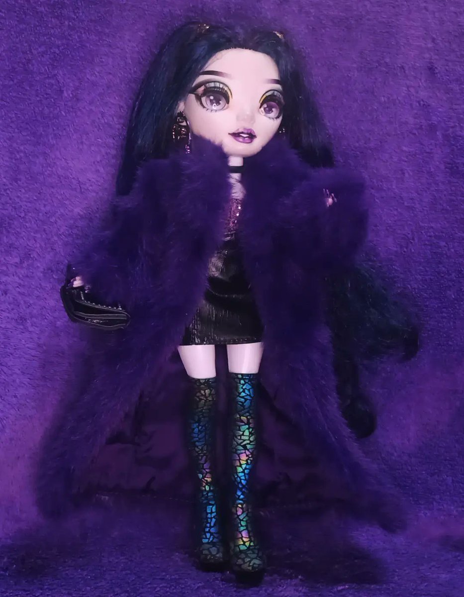 VeronicaStorm98's tweet photo. Goth doll in a big coat looking absolutely fabulous! It's Naomi, of course! Who else would it be?🖤💜
#rainbowhigh #shadowhigh #mga #dolls #naomistorm #shadowhighdolls #shadowhighdoll #restyle #dollrestyle #furcoat #purple #dollphotography  @RainbowHigh https://t.co/vzPCT4ZsAz