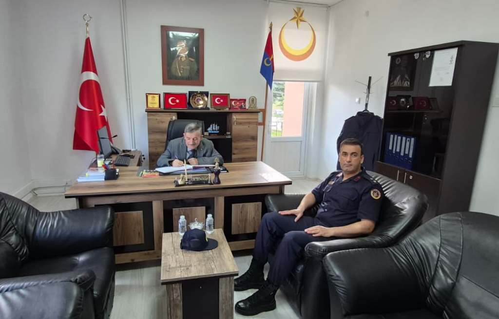 Elmadaag's tweet photo. İlçe Kaymakamımız Sayın Cemal Hüsnü Çaykara İlçemiz Jandarma Komutanlığını ziyaret ederek görev başındaki Jandarma personeli ile bayramlaştı. https://t.co/qKCAoTNoU4