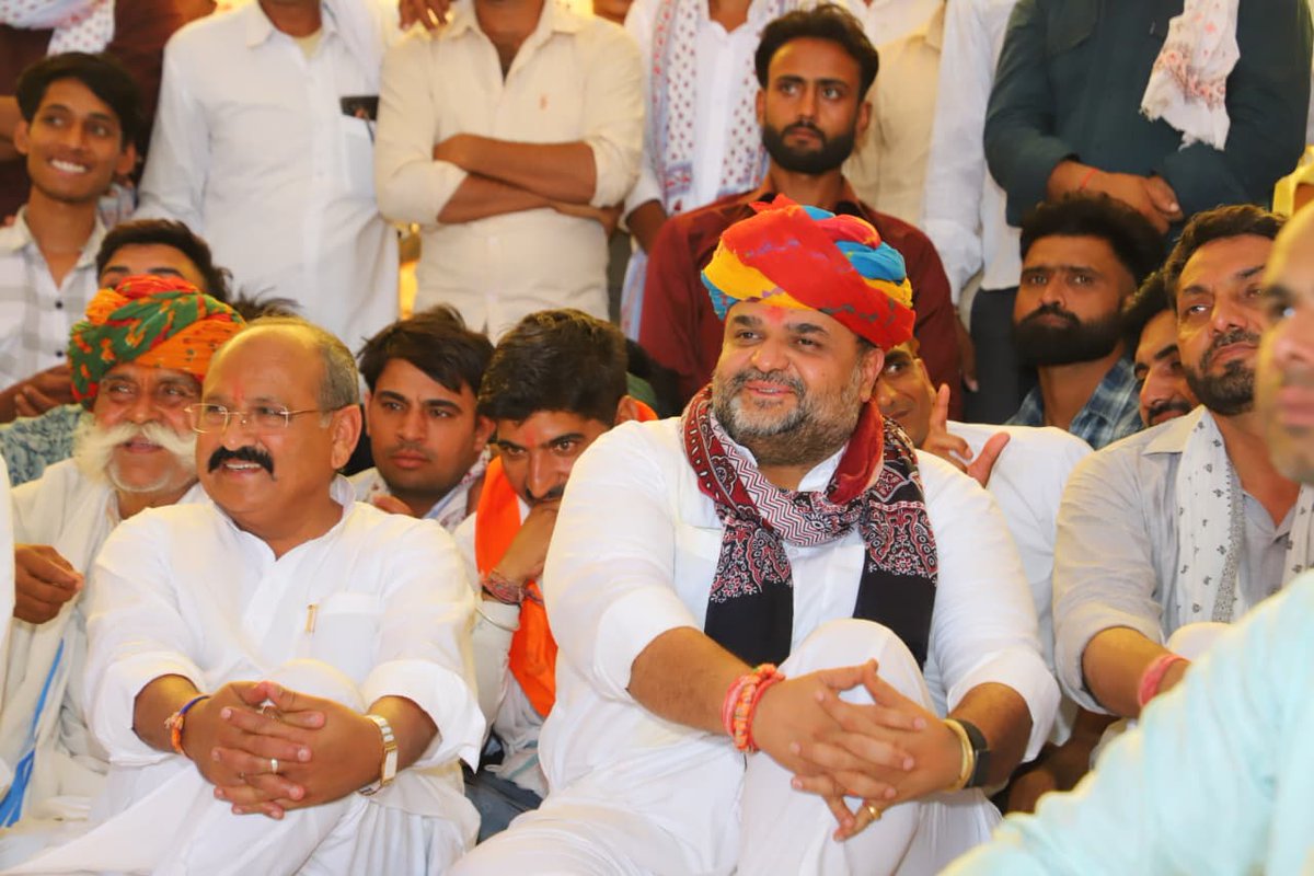 dgurjarofficial's tweet photo. श्री देवधाम घाटा नैनवाड़ी में भगवान श्री देवनारायण 151 कुंडीय महायज्ञ में सम्मिलित होकर देव दरबार और महामंडलेश्वर स्वामी बालकानंद जी महाराज एवं समस्त देव भक्तों का आशीर्वाद लिया व धर्म सभा को संबोधित किया।

इस भव्य धार्मिक आयोजन को सफल बनाने और अभूतपूर्व व्यवस्था के लिए कमेटी के सभी पदाधिकारियों का आभार।

आप सभी के स्नेह के लिए आभार।🙏

📍श्री देवधाम घाटा नैनवाड़ी, मित्रपुरा, सवाई माधोपुर