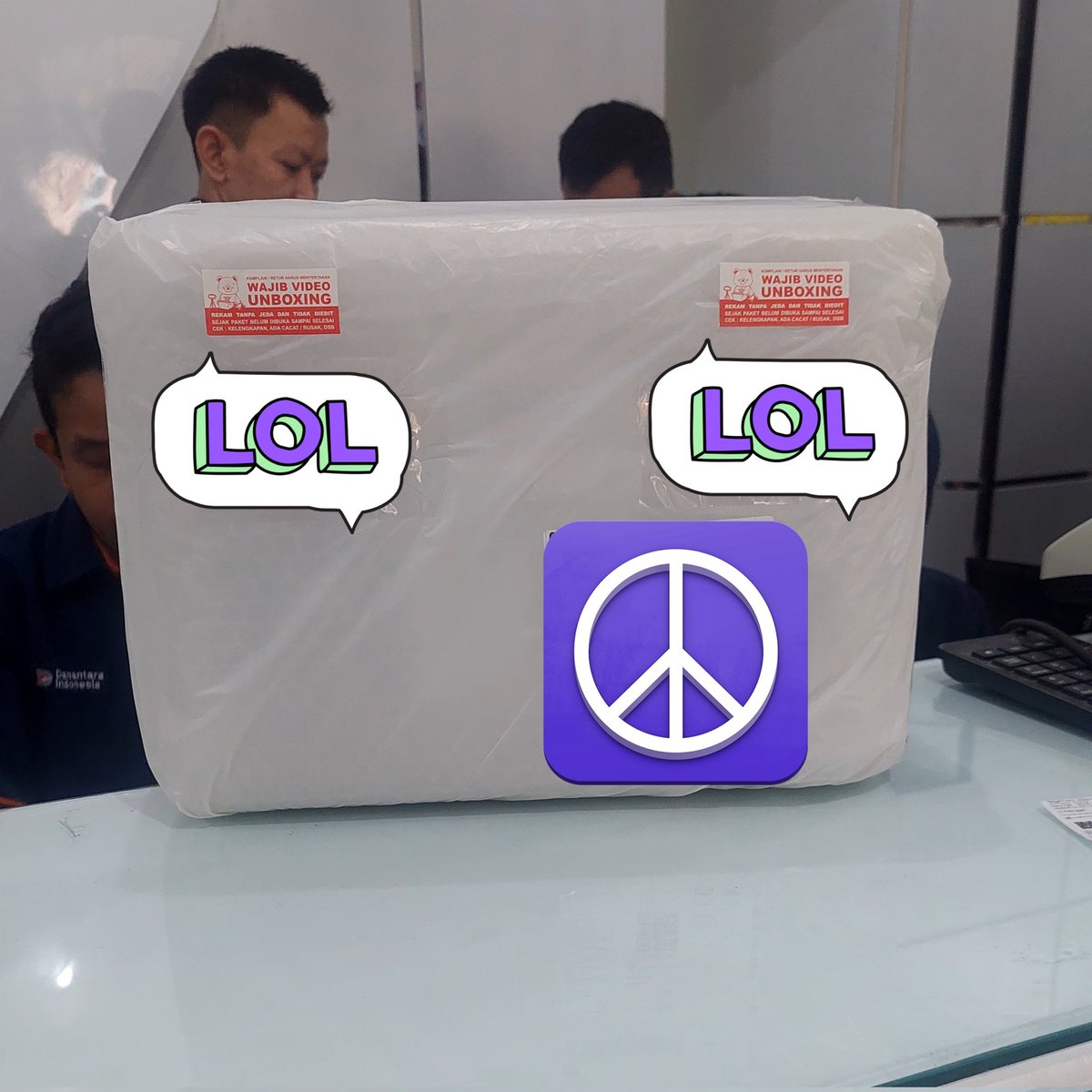 anotherdins's tweet photo. kak punten kamu kan owner go. udah tau barangnya susah dan mahal. kenapa packingnya ga niat gitu sih? pelit amat kasih lakban merah segitu 🤌🙏 minimal kamu packing kayak gini. toh buyer kalo tau packingan kamu kayak gini mereka ga bakal ngeluh ditagih fee packing mahal. https://t.co/oZdAuQSYPy