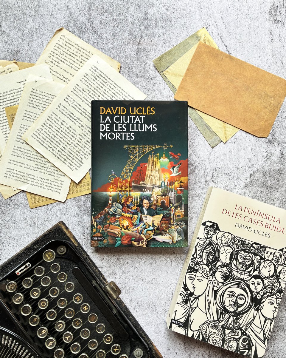 Grup62's tweet photo. 📚 LA PENÍNSULA DE LES CASES BUIDES, de David Uclés, és un fenomen literari: una història colpidora sobre la guerra, la memòria i les seves ferides. I si busques més lectures que deixen empremta, descobreix també LA CIUTAT DE LES LLUMS MORTES.

https://t.co/1b6PnwzCry https://t.co/9qjPppq2kb