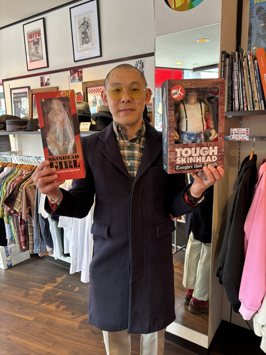 nevertrust_usc's tweet photo. ハーバーツストアの隠れた？ロングセラー、スキンズフィギュア「TOUGH SKINHEAD」と「SKINHEAD GIRL」が在庫切れしていたため、AGGRO TOYSの カミヒロ 君が直接納品してくれました。

お店に飾ってある THE LAST RESORT のクロンビーコートも試着。もちろんお似合い。

https://t.co/qwyAS0rTaY https://t.co/i9xCn7IPe0