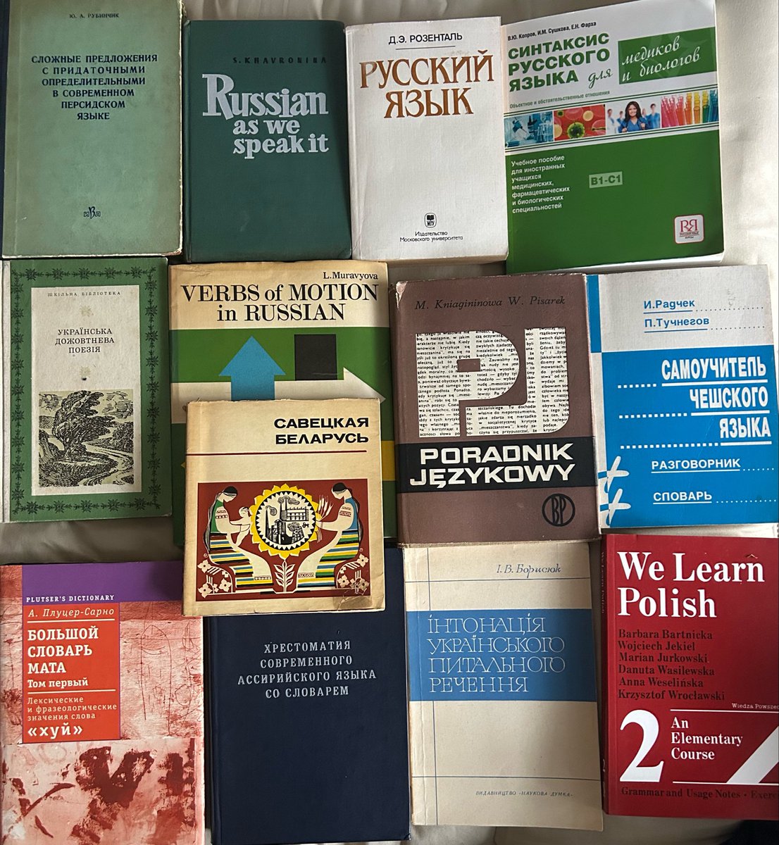 apJ962's tweet photo. 一冊100円とかいうあり得ない価格でどか買いをしてしまった（計13冊）
ロシア語学やロシア語学習者向けの本もそこそこあったし、ロシア語で書かれた他の言語の学習書なんかもちらほら
ソ連期ベラルーシを紹介した写真集（ベラルーシ語とロシア語併記）、матの辞典、アッシリア（現代アラム）語読本など https://t.co/YfEtpwKdFH