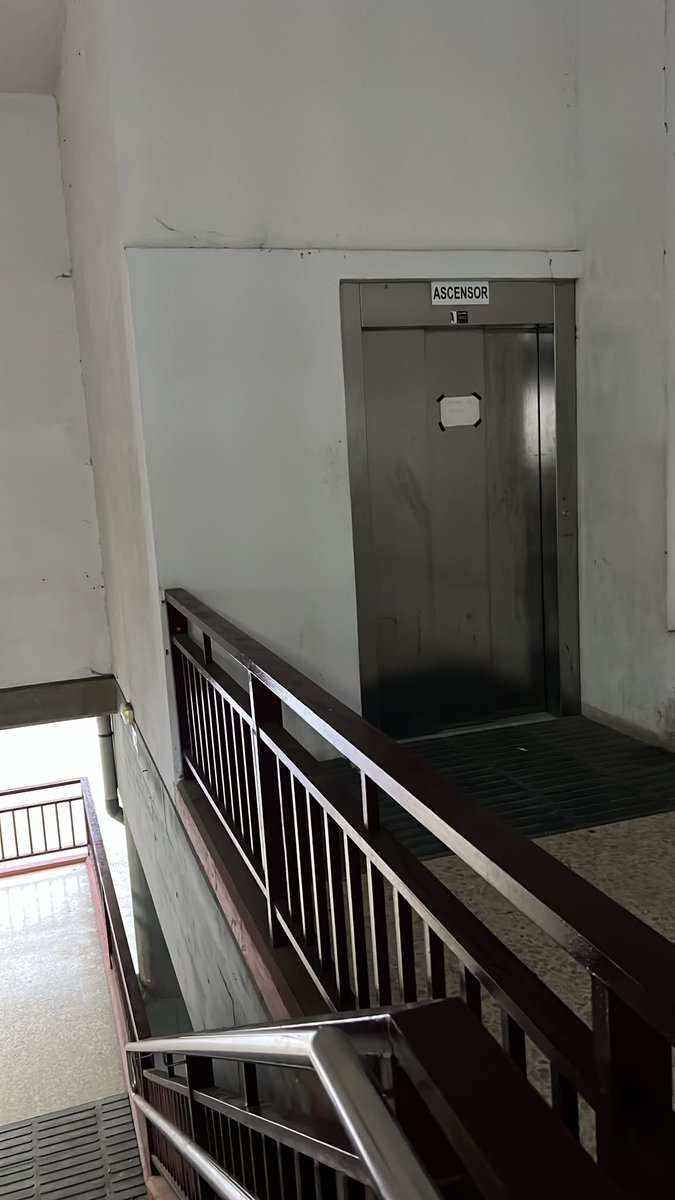 EvaMFerrol's tweet photo. ‼️ Dos fotos del mismo espacio: ascensor de la estación de autobuses de #Ferrol. Una el 21 de mayo; la otra, hoy 28. 

➡️ Una semana (al menos) ha pasado y ni @Xunta ni Concello mueven un dedo para solucinarlo.

 ➡️La estacióm fantasma sigue acumulando deficiencias y abandono 😡. https://t.co/LsaeEFPMkV