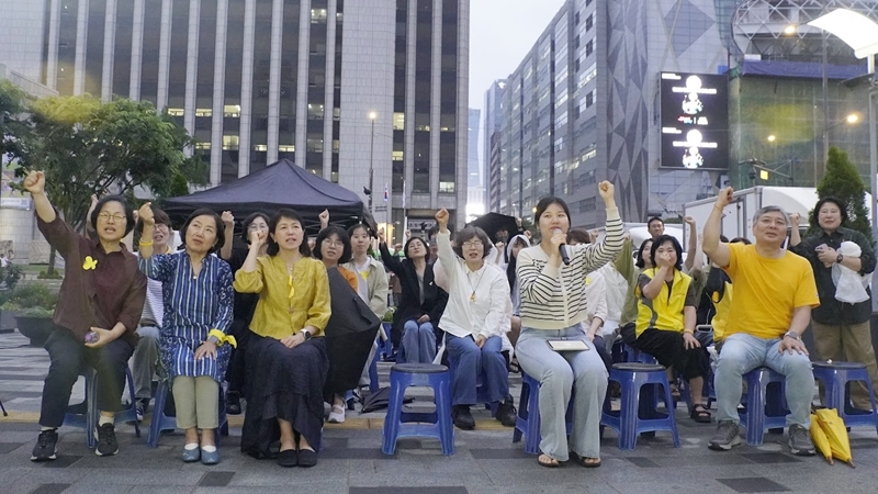 416act's tweet photo. ☂️촉촉한 가랑비 속에서도 안전사회를 향한 연대의 마음은 따뜻하게 빛났습니다. 5월 4.16기억약속문화제에서는 #생명안전기본법 통과를 축하하고 앞으로 남은 과제들을 함께 짚어보았습니다.

🔎더보기: https://t.co/xhbtlpphkn

#416연대 #기억약속문화제 #이름과목소리 https://t.co/8JR9lxPbRx