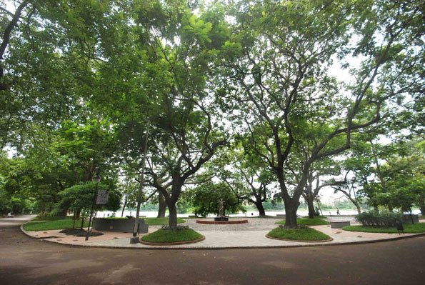 WestBengalDiary's tweet photo. 🌳RABINDRA SAROBAR RENOVATION🌳

4 of India’s 10 largest urban parks are in the Kolkata metropolitan area.

1️⃣ Eco Park — 480 acres, New Town
2️⃣ The Maidan — 400 acres, Central Kolkata
3️⃣ Rabindra Sarobar — 192 acres, South Kolkata
4️⃣ Central Park, Salt Lake — 152 acres

BJP MLA Swapan Dasgupta has hinted at a major renovation — including a potential Olympic-standard athletics track — following the recent clearance of encroachments from beneath the stadium galleries. 

At 192 acres with a stunning lake at its centre, Rabindra Sarobar has the potential to become one of Asia’s finest urban park and sports complexes — combining competitive athletics infrastructure with preserved green space, walking trails, and the iconic rowing lake that generations of Kolkatans have grown up beside.

#Kolkata #RabindraSarobar #WestBengal