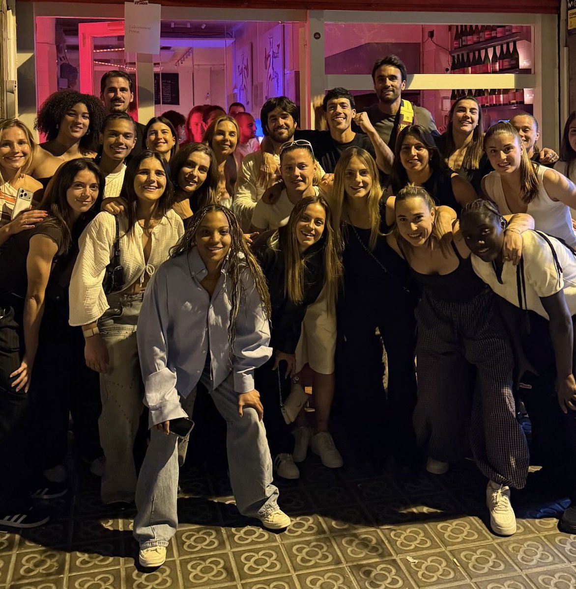 BarcaFem's tweet photo. 💙❤️ The team celebrates the career of Alexia Putellas at a tapas bar in Barcelona. https://t.co/02pEUqRzAQ
