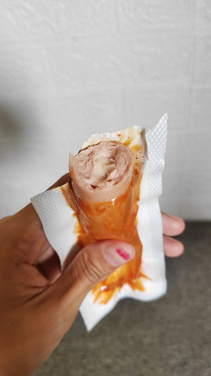 msfathunnisa's tweet photo. Aku bukan buzzer tapi dibanding kanzler aku lebih suka sosis ini🤩😋
Dagingnya kaya bakso urat, isian kejunya juga lumerr🤤 https://t.co/LSe6iDL5Ba