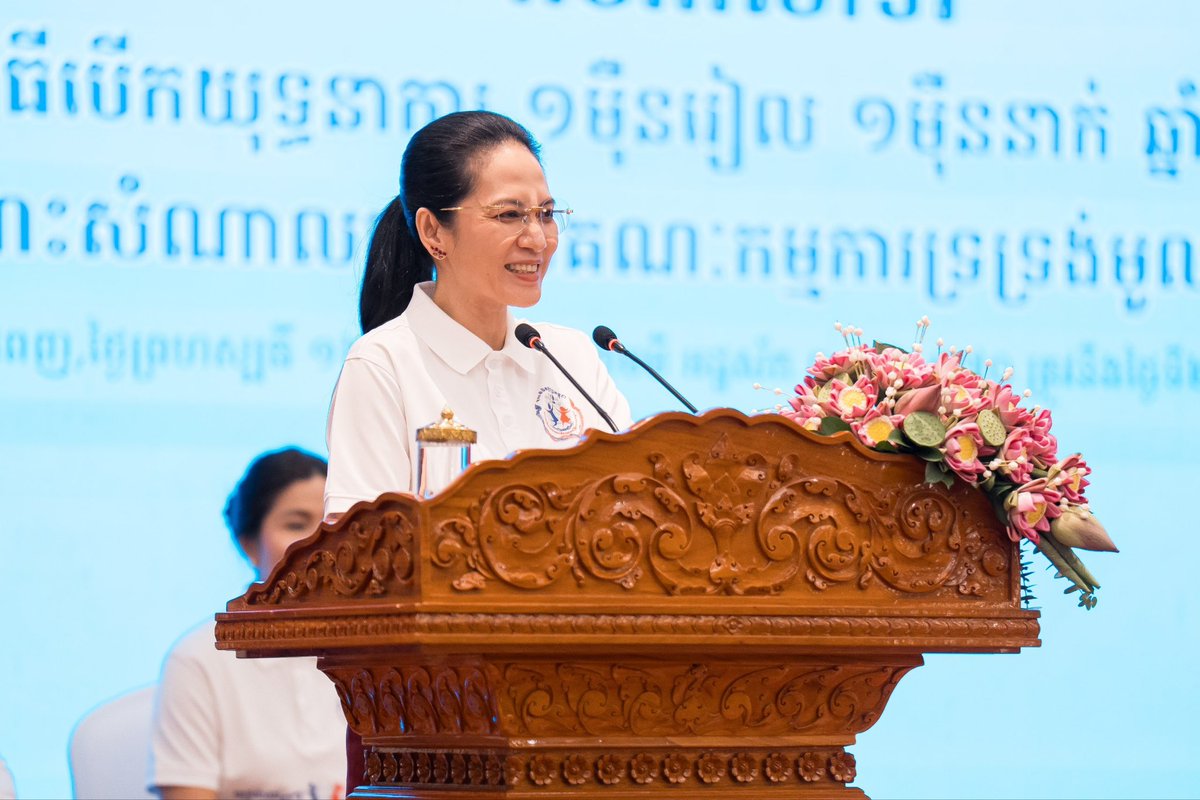 Dr_Hunmanet_PM's tweet photo. លោកជំទាវបណ្ឌិត ពេជ ចន្ទមុន្នី ហ៊ុនម៉ាណែត ប្រធានកិត្តិយសនៃមូលនិធិគន្ធបុប្ផាកម្ពុជា អញ្ជើញជាអធិបតី «ពិធីបើកយុទ្ធនាការ ១ម៉ឺនរៀល ១ម៉ឺននាក់» ឆ្នាំ២០២៦ «ពិធីសំណេះសំណាលជាមួយគណៈកម្មការទ្រទ្រង់មូលនិធិគន្ធបុប្ផាកម្ពុជា» និង «ពិធីសំណេះសំណាល និងប្រគល់-ទទួលថវិកាបរិច្ចាគពីវិស័យឯកជន ជូនមូលនិធិគន្ធបុប្ផាកម្ពុជា»

មានប្រសាសន៍ស្វាគមន៍ប្រកបដោយអារម្មណ៍រំភើបរីករាយ លោកជំទាវបណ្ឌិត បានពាំនាំប្រសាសន៍សួរសុខទុក្ខរបស់ សម្តេចមហាបវរធិបតី ហ៊ុន ម៉ាណែត នាយករដ្ឋមន្ត្រីនៃព្រះរាជាណាចក្រកម្ពុជា ជូនដល់គណៈអធិប��ី និងភ្ញៀវកិត្តិយសទាំងអស់ដែលមានវត្តមាន��្នុងពិធីបើកនេះ។ លោកជំទាវបណ្ឌិត ក៏បានកោតសរសើរ និងថ្លែងអំណរគុណយ៉ាងជ្រាលជ្រៅចំពោះថ្នាក់ដឹកនាំក្រសួង-ស្ថាប័ន បណ្តាវិស័យឯកជន ដៃគូពាក់ព័ន្ធ និងប្រជាពលរដ្ឋ ដែលមានទឹកចិត្តសប្បុរសយ៉ាងធំធេង ចូលរួមគាំទ្រមូលនិធិគន្ធបុប្ផា ទាំងកម្លាំងកាយចិត្ត និងធនធាន នាពេលកន្លងមក ដែលការរៀបចំយុទ្ធនាការនេះគឺដើម្បីចូលរួមអបអរសាទរទិវាកុមារអន្តរជាតិ ១ មិថុនា ការបំផុសសកម្មភាពកៀរគរមូលន��ធិសប្បុរសធម៌ ជាពិសេស គឺការបំផុសស្មារតី ខ្មែរជួយខ្មែរដល់ប្រជាពលរដ្ឋខ្មែរគ្រប់ស្រទាប់វណ្ណៈទាំងក្នុង និងក្រៅប្រទេស ក្រោមមូលបទ “ទោះក្នុងកាលៈទេសៈណាក៏ដោយ ខ្មែរនៅតែជួយខ្មែរ” ដើម្បីរួមគ្នារក្សានិរន្តរភាពនៃកិច្ចដំណើរការរបស់មន្ទីរពេទ្យគន្ធបុប្ផា ដែលបានរួមចំណែកជ��យសង្គ្រោះអាយុជីវិតកុមារកម្ពុជា រួមទាំងស្រ្តីមានផ្ទៃពោះរាប់លាននាក់ ដោយឥតគិតថ្លៃ ជាង ៣ទសវត្សរ៍កន្លងមកនេះ។

រាជធានីភ្នំពេញ ព្រឹកថ្ងៃទី២៨ ខែឧសភា ឆ្នាំ២០២៦

#ហ៊ុនម៉ាណែត #Hunmanet #កម្ពុជា #cambodia #សន្តិភាពនៅកម្ពុជា #Peaceincambodia