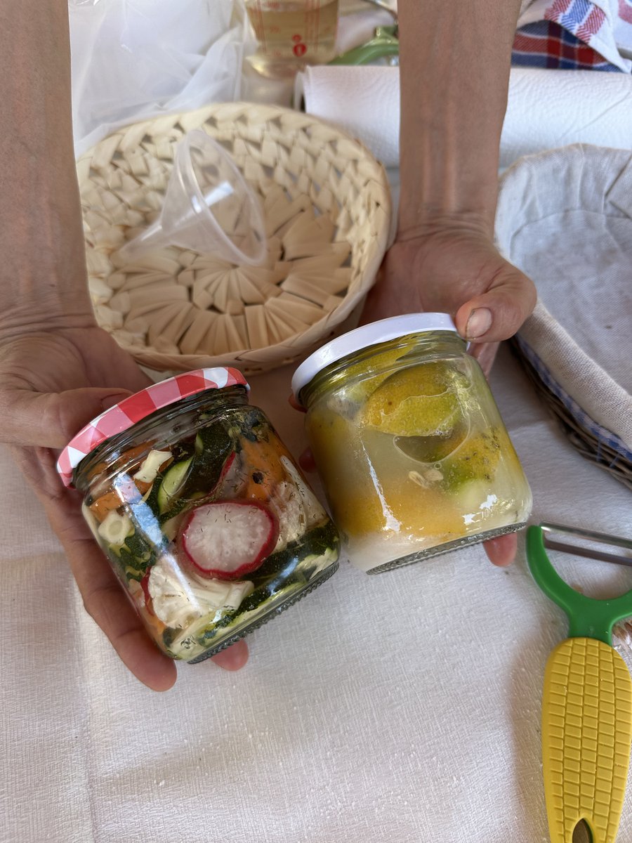 ComidaCritica's tweet photo. El pasado sábado estuvimos desde La Cocina de los Nietos en las Jornadas Gastronómicas y de Producto Local Km. 0 de Rascafría, organizadas por @AsocRobleMoreno con un taller donde aprendimos cómo hacer encurtidos para reducir nuestro #DesperdicioAlimentario 🥒🥕🫙 https://t.co/dyNNjqHUWy