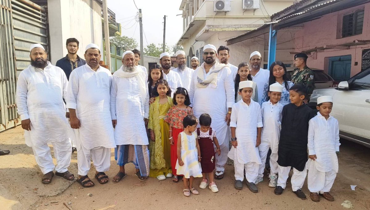 hafizulhasan001's tweet photo. आज आपने मधुपुर पैतृक गांव पिपरा के ईदगाह में गांव के लोगों के साथ ईद उल अजहा की नमाज अदा की। 
ईद उल अजहा शांति व सौहार्द का पर्व है। अल्लाह से दुआ है कि मुल्क में अमन व शांति कायम रखें और एक दूसरे के साथ भाईचारा बनाए रखें। साथ ही अल्लाह दुनिया के तमाम मुसीबतों, बीमारियों और तमाम वो चीज जो इंसानियत को नुकसान करें अल्लाह इससे हम सभी को हिफाजत करें।

@HemantSorenJMM @JharkhandCMO @JMMKalpanaSoren @JmmJharkhand