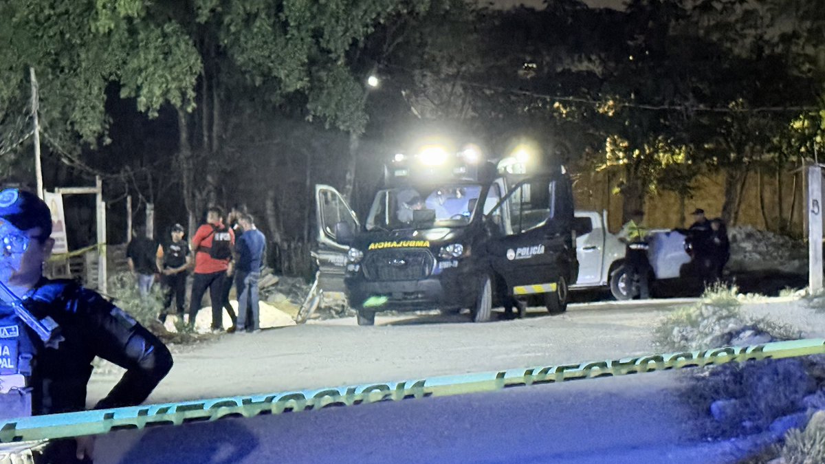 rca761's tweet photo. Dos personas fallecieron tras recibir varios disparos en el asentamiento irregular Las Torres.

• Los agresores iban a bordo de una motocicleta, desde donde uno de ellos disparó contra un hombre y una mujer.

• Al parecer era una familia que estaba en una zona recién invadida; quedaron dos menores de edad en el lugar.

Playa del Carmen, 27 de mayo del 2026.- Un hombre y una mujer fueron ultimados por sujetos armados a bordo de una motocicleta en una nueva zona de invasión en Las Torres; tras el ataque dos menores de edad, quedaron desprotegidos, al parecer hijos de las víctimas, por lo que el grupo GEAVIG se hicieron cargo de los pequeños.

Este hecho ocurrió en una nueva zona de invasión dentro del asentamiento irregular conocido como las Torres, por la entrada al complejo residencial El Bali, donde se desplegó un amplio operativo de la Policía Municipal.

Según la información preliminar, dos sujetos a bordo de una motocicleta habrían disparado contra la pareja, hombre y mujer, quienes estaban acompañados por dos menores de edad, quienes salieron ilesos. 

La pareja falleció en el lugar, por lo que paramédicos de la ERUM no intervinieron.

Tras el hecho la Policía Municipal acordonó el lugar para mantener la custodia de la zona o escena del crimen, donde yacía la pareja sin vida, mientras llegaban los peritos y Policías Ministeriales de la Fiscalía General del Estado.

Hasta el momento no se ha dado a conocer por la autoridad, si hubo alguna persona detenida que pudiera estar relacionada en este hecho violento registrado en una nueva zona de invasión.