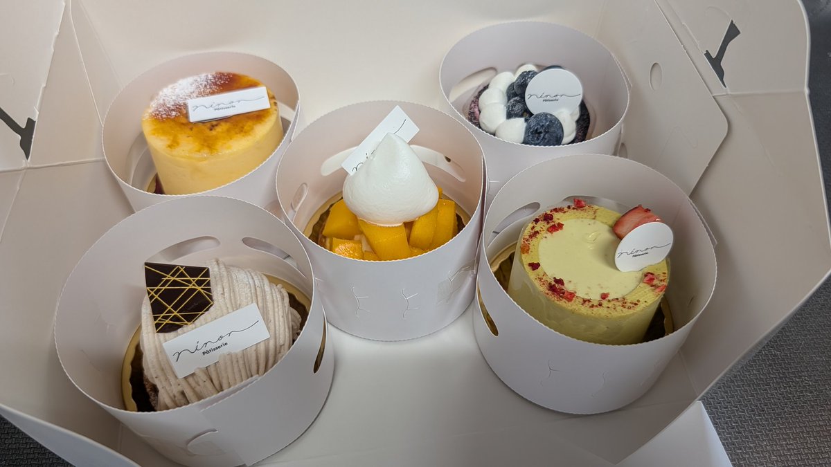 coca_coji's tweet photo. 今日は3ヶ月振りに東広島のninon patisserieへ
アメリカンチェリーのシブースト、マンゴーのチーズタルト、ブルーベリーのレアチーズ等季節限定のケーキが買えて満足
片道90分クーラーバッグ2つ重ねて保冷剤沢山詰めて無事テイクアウト😀 https://t.co/lRToZjBg7Z