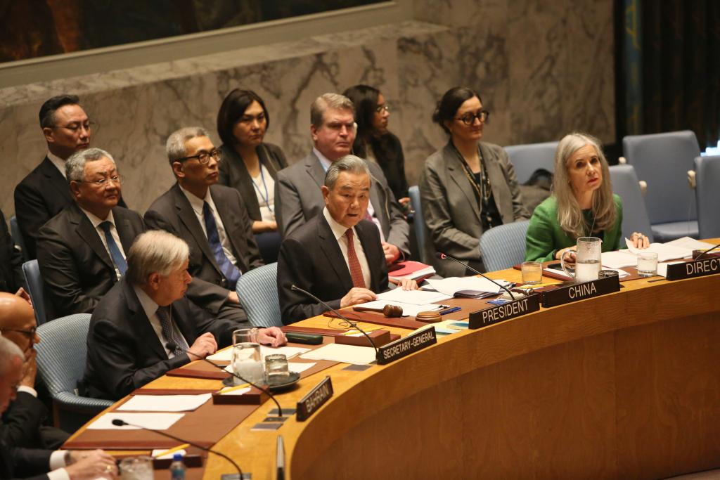 ChinaEmbKSA's tweet photo. قال عضو المكتب السياسي للجنة المركزية للحزب الشيوعي الصيني وزير الخارجية وانغ يي خلال الاجتماع رفيع المستوى لمجلس الأمن في 26 مايو الجاري إن هذا العام يوافق الذكرى الـ55 لاستعادة جمهورية الصين الشعبية مقعدها الشرعي في الأمم المتحدة. وبصفتها عضوا دائما في مجلس الأمن لمدة 55 عاما، شاركت الصين بفعالية في قضية الأمم المتحدة.
1️⃣ في ظل الاضطرابات والتحولات الدولية، ترفع الصين رايتها عاليا.
2️⃣في ظل الصراعات العالمية المتكررة، تدعم الصين محادثات السلام وتشجع الحوار.
3️⃣في ظل مأزق التنمية العالمية، تعمل الصين على تمكين شركائها وتعزيزهم.
4️⃣ في ظل الأزمات العامة الكبرى، تسارع الصين إلى تقديم المساعدة.
5️⃣في ظل الرياح المعاكسة التي تواجه التعددية، تضطلع الصين بمسؤولياتها.
https://t.co/29BQFsrLex