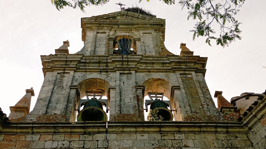 citatapuerca's tweet photo. La #espadaña de la Iglesia de Sta. Eulalia en #Agés (#Burgos) es de estilo #barroco (S. XVIlI) atribuida al maestro Domingo de Céspedes, situada en el muro occidental y entre sus rasgos destacan dos campanas en su base y otro superior para el campanillo, frontón, pináculos y cruz https://t.co/3eIMe1Hf1F
