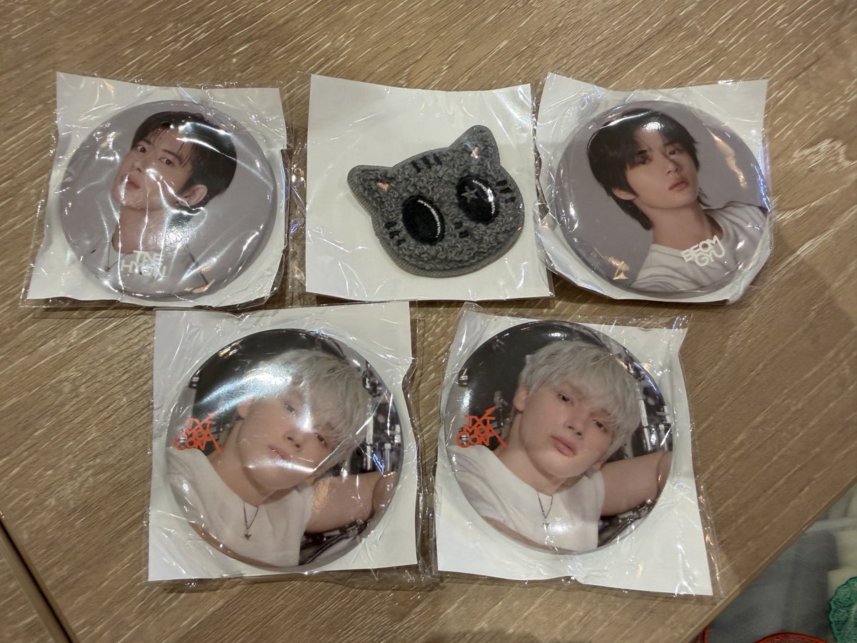 jmp_no's tweet photo. TXT MOAコン モアコン MOACON  ガチャ カプセルトイ　交換

【譲】ボムギュ、テヒョン、ヒュニンカイ　缶バッジ
ダゴニャン　ステッカー

【求】ファンチュンかヨンモン　ステッカー

異種交換で申し訳ありません。
都内手渡し、本日会場付近におります。
ご検討よろしくお願いします。

#TXT交換 https://t.co/ZdOnisNm02
