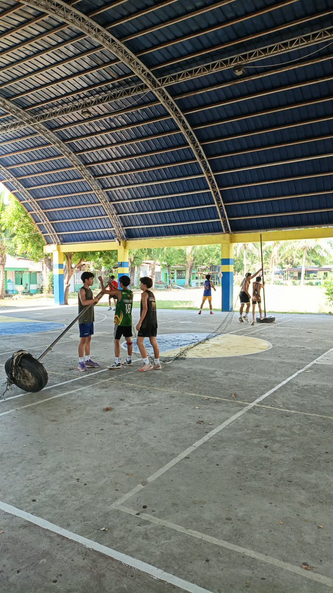 Nash151997's tweet photo. Masabay ta training sa mga bata😂🏐 https://t.co/WSQzAWtWXx