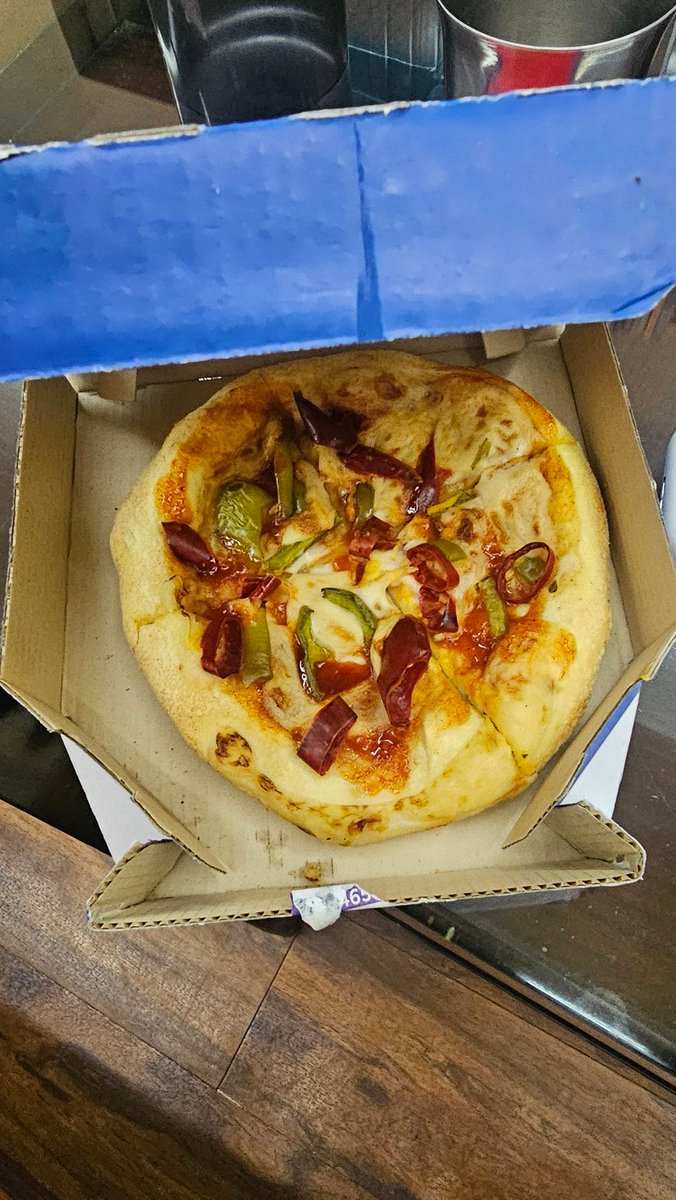 AgrawalAdarsh's tweet photo. @CareDominos 
Ordered Taco Veg and stuffed garlic bread. I got pizza Mania in place of Taco Veg that too very cold. Stuffed garlic bread was not having enough cheese, probably they made it in hurry as it is night time. #dominos #pizza https://t.co/OITjQpLWdY